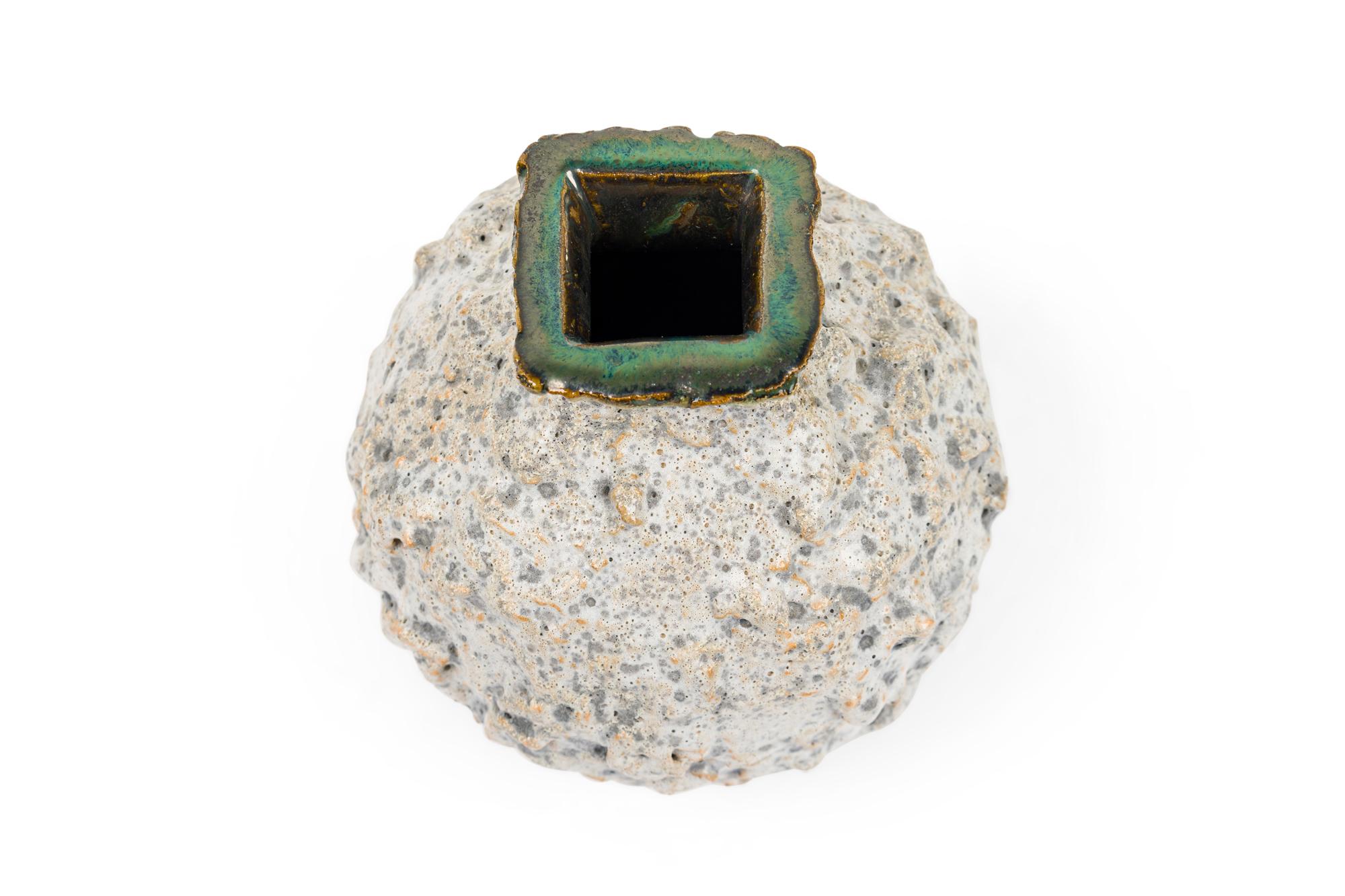 Fait main Gary Dipasquale Vase à couvercle carré avec glaçure à texture bulbeuse et incrustée en vente
