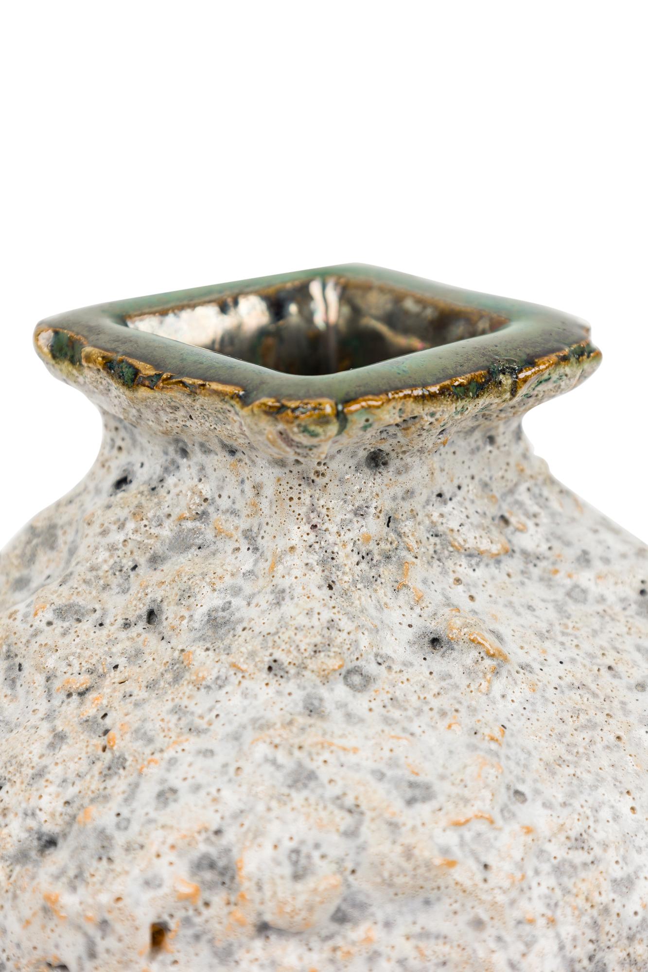Céramique Gary Dipasquale Vase à couvercle carré avec glaçure à texture bulbeuse et incrustée en vente