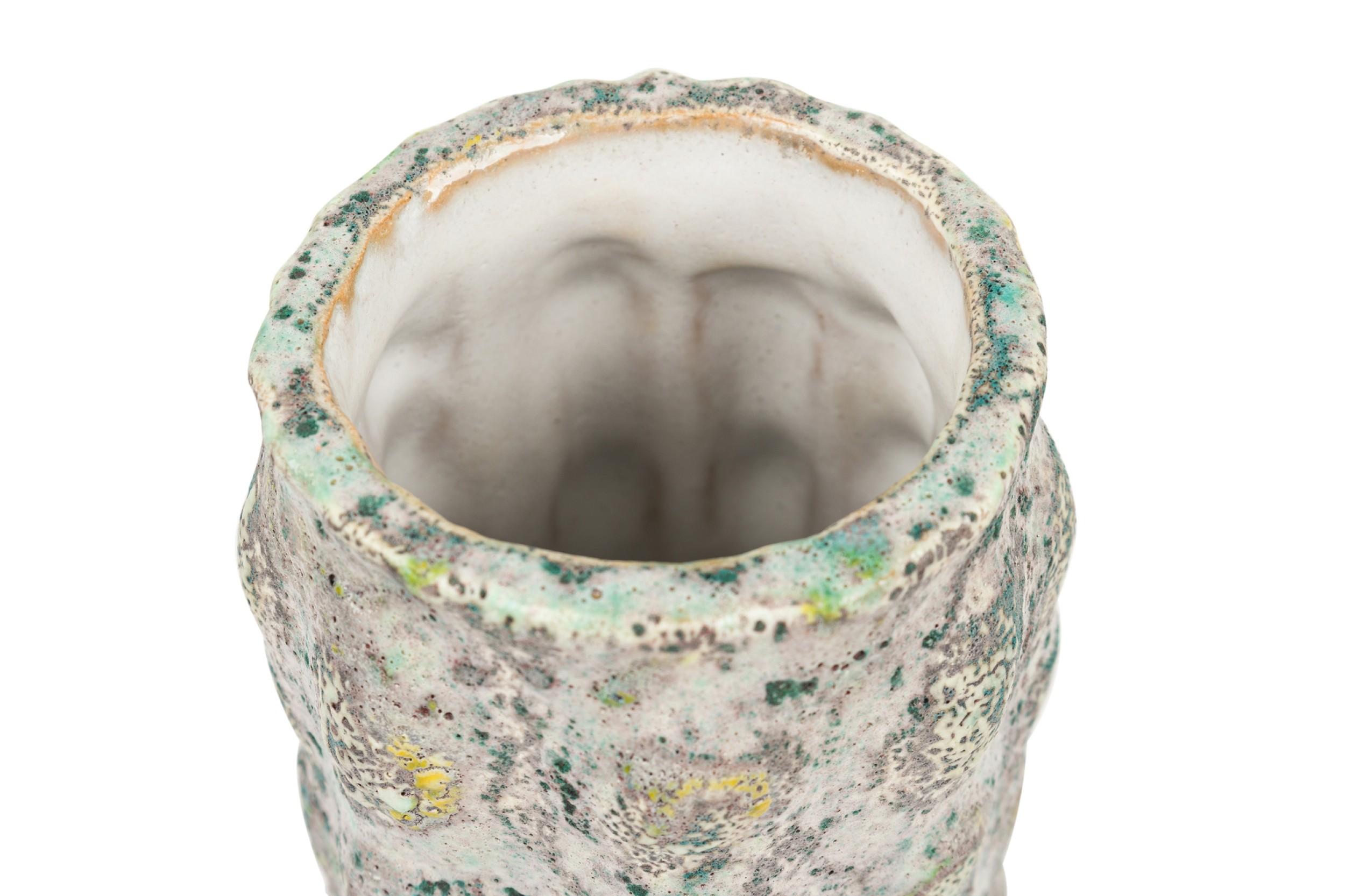 XX secolo Gary Dipasquale Vaso alto con pomello in grigio testurizzato per esterni in vendita