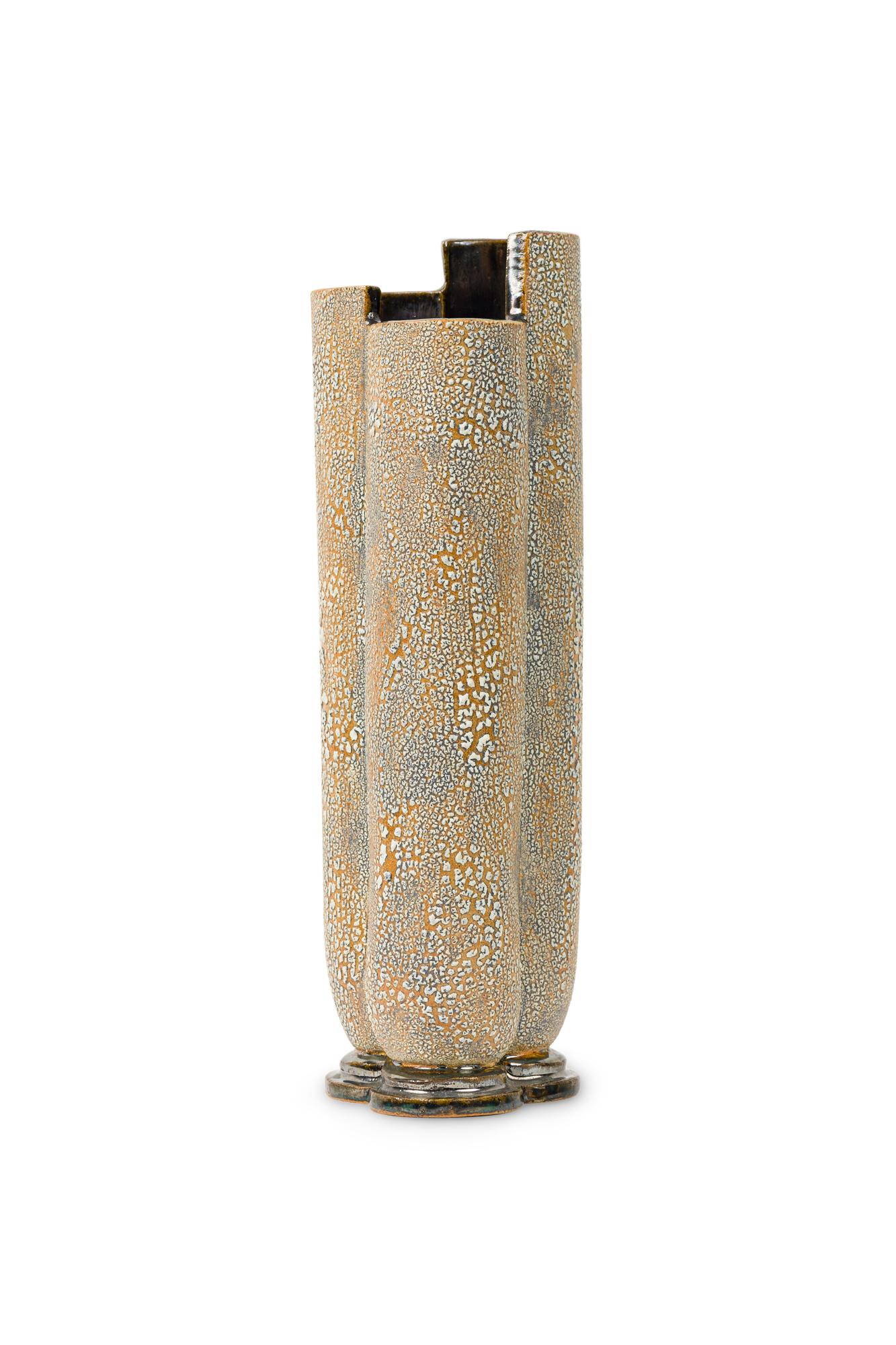 Gary Dipasquale Contemporary Vaso alto a lobi e con piede metallico nero con esterno in corteccia bianca e interno nero