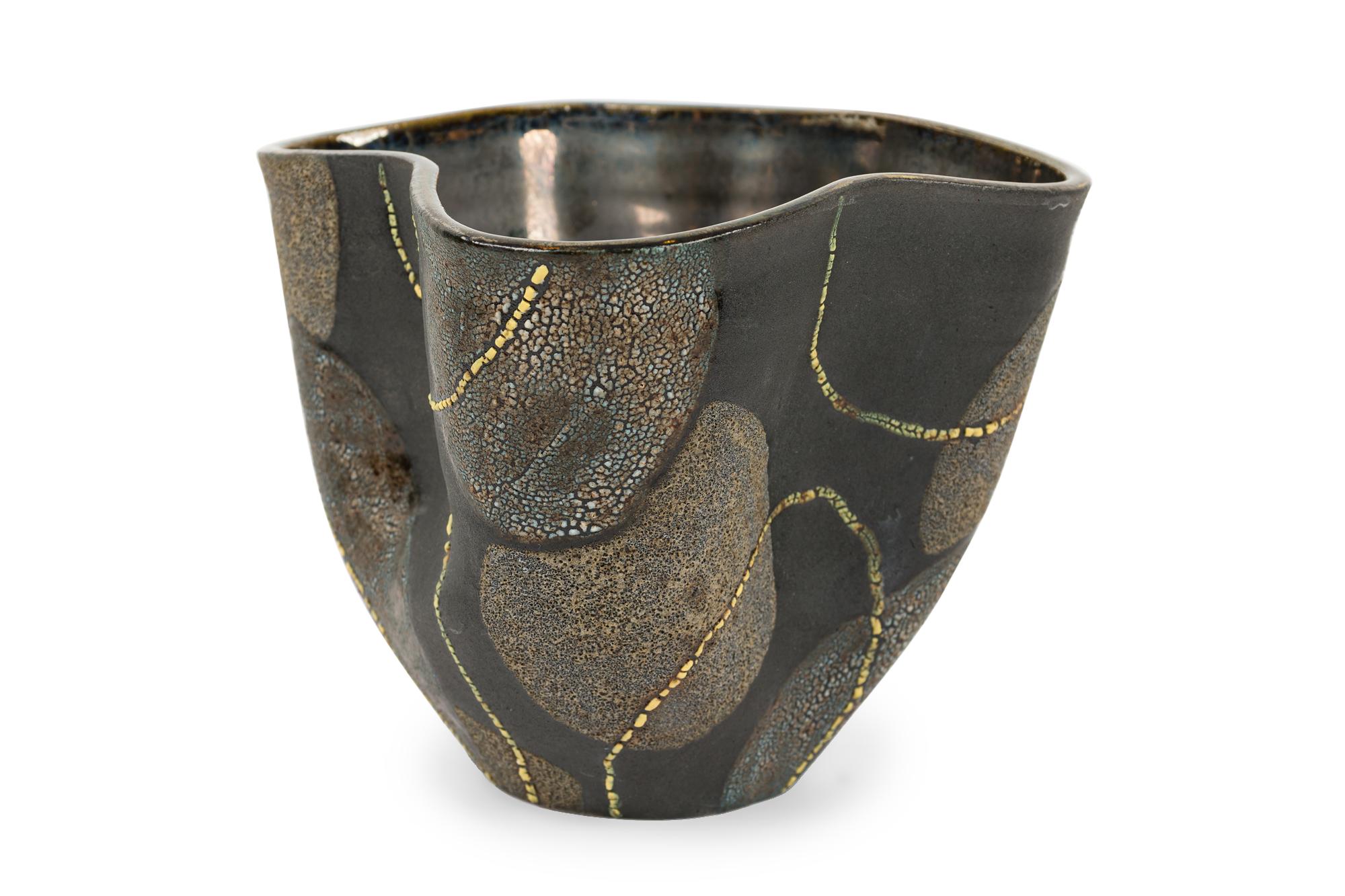 Gary Dipasquale Vaso contemporaneo lavorato a ruota con smalto a trama nera, bianca e grigia e linee gialle astratte
