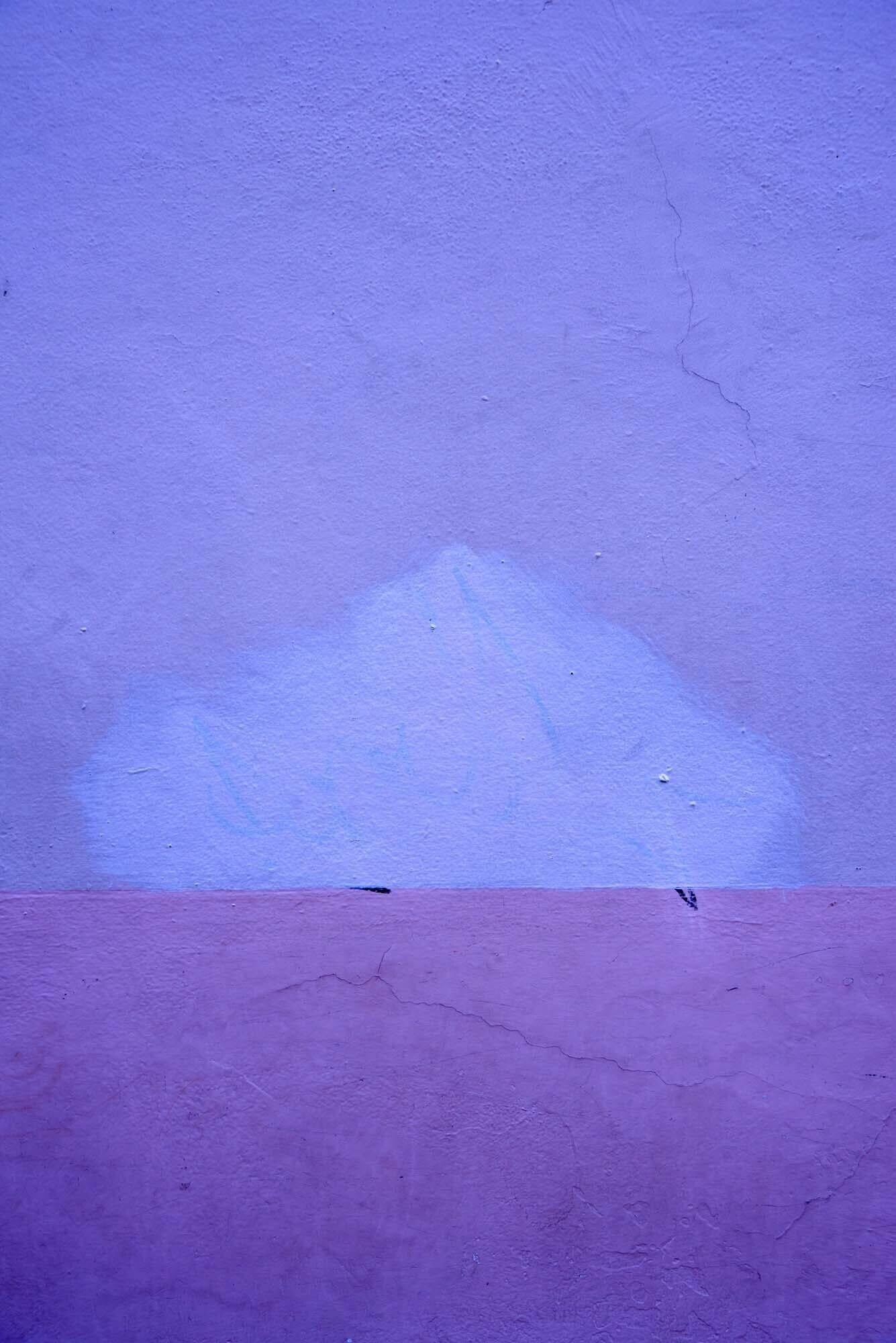 Trouver l'Univers en Oaxaca, triangle bleu sur fond violet