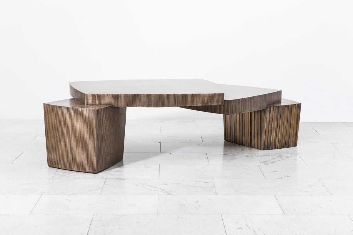 La table basse Il Ponte II (Le Pont) a été inspirée par le constructivisme et les maisons en porte-à-faux de Frank Lloyd Wright. Gary Magakis canalise les éléments architecturaux dans son travail. Bien que les sections géométriques de la table
