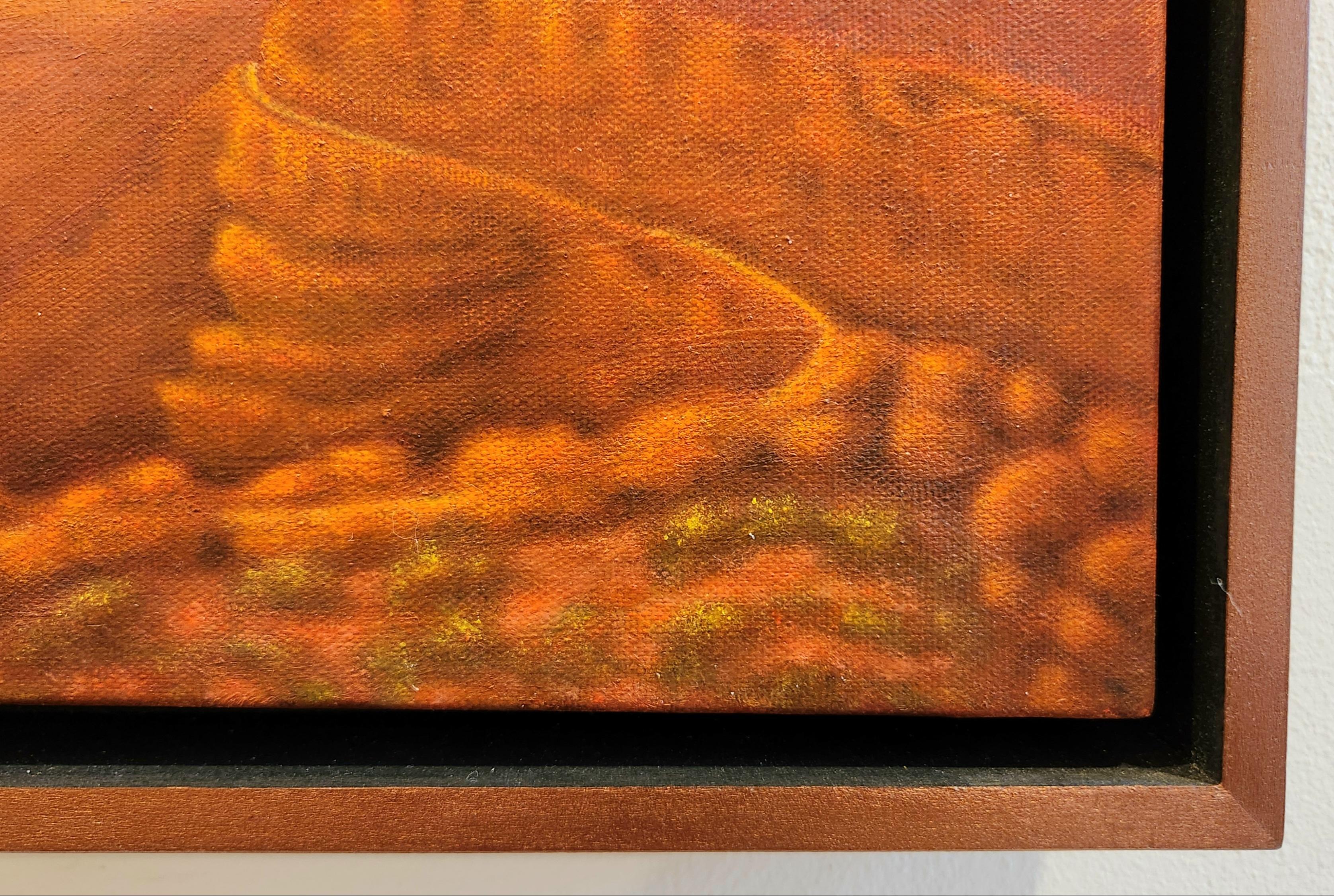 Dieses Ölgemälde auf Leinwand zeigt eine Landschaft im Südwesten. Das Werk ist mit Gold- und Kupferacrylfarben in den Bereichen des Himmels bzw. der Landform untermalt, was die Landschaft zum Leuchten bringt.  Kadmiumgelbe und rote Farbtöne strahlen