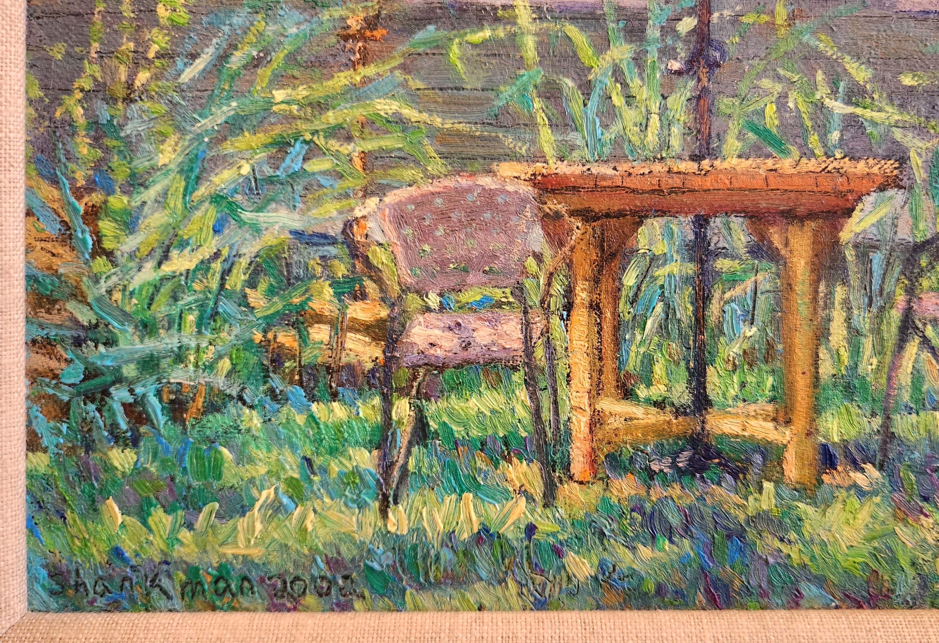 Este óleo sobre lino retrata uno de los encantos del verano con una mesa al aire libre y una sombrilla adjunta. La escena se representa en un
manera cariñosa con mucha vegetación alrededor de la mesa y la casa de fondo. Las dos sillas de mimbre de