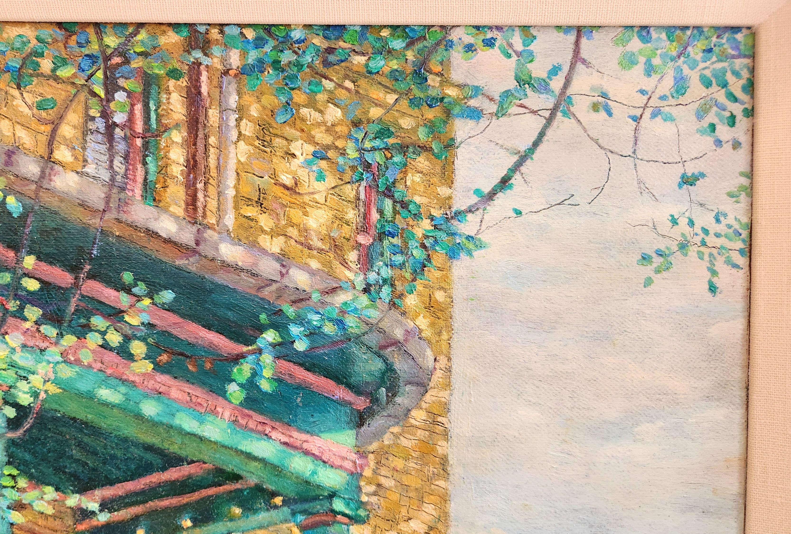 Questo paesaggio dipinto a olio su lino è un ottimo esempio di impressionismo americano realizzato da un maestro dell'impressionismo americano. La scena è quella di un portico di una casa vittoriana con pilastri verdi e viti verdi rampicanti. La