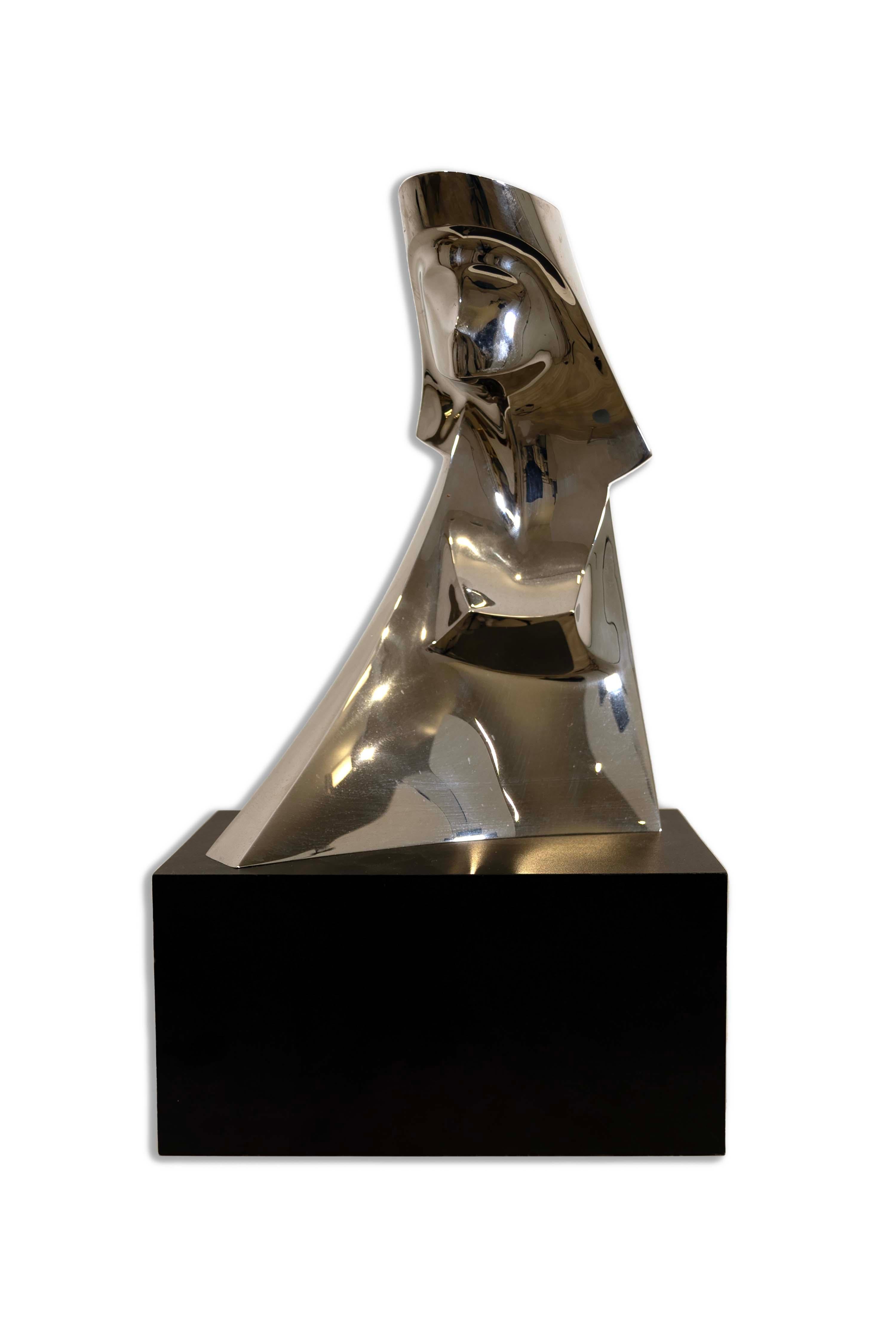 Entdecken Sie die Faszination des modernen Minimalismus mit der Aluminium-Sphinx-Skulptur von Gary Slater. Dieses Stück,  verfügt über eine glatte, reflektierende Oberfläche, die mit Licht und Schatten spielt und einen faszinierenden visuellen Tanz