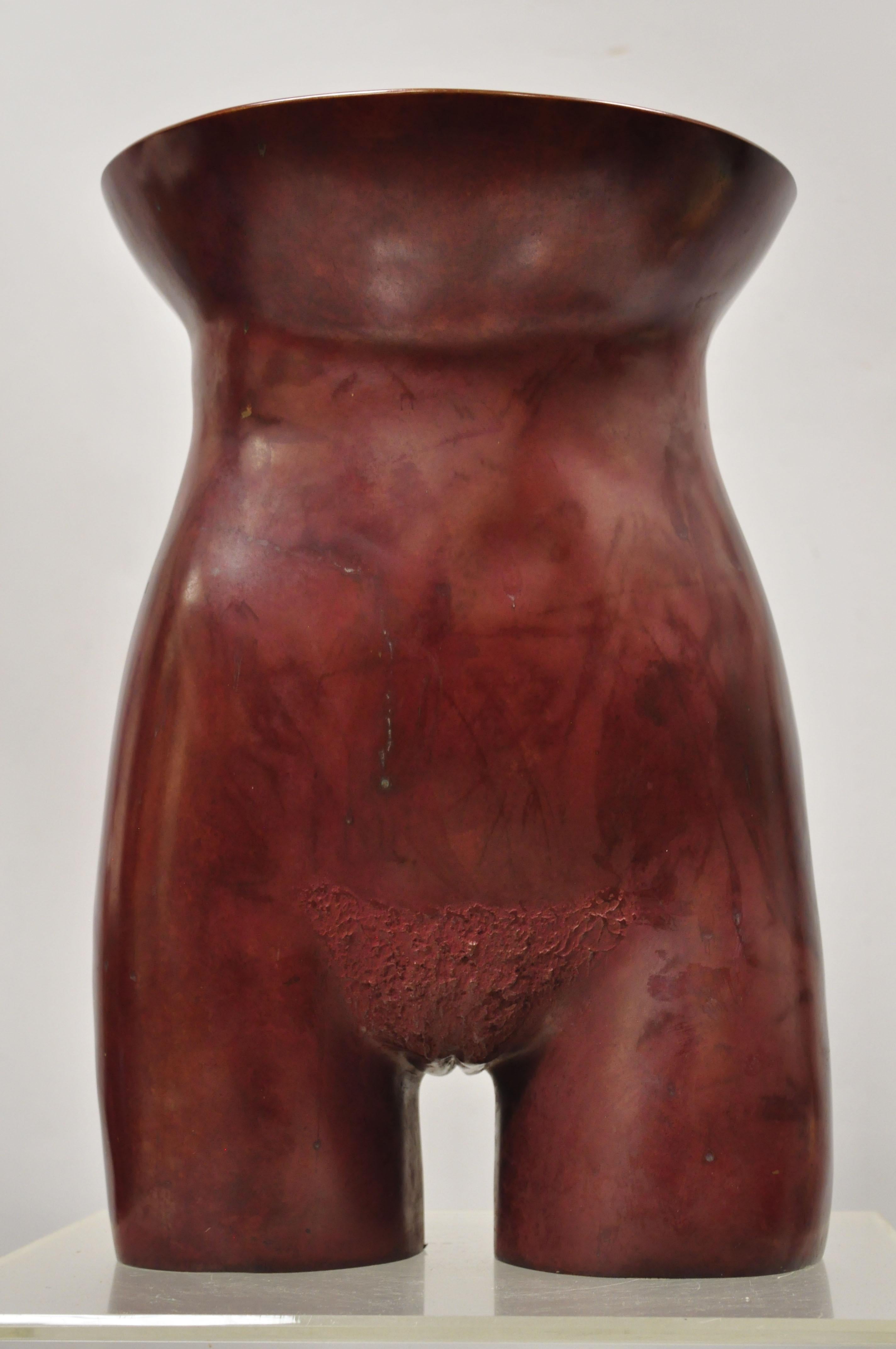 Gary Spradling (1951-2006) sculpture d'art en bronze, torse nu de femme, rouge bruni. L'objet se caractérise par une construction en bronze lourd, signé 