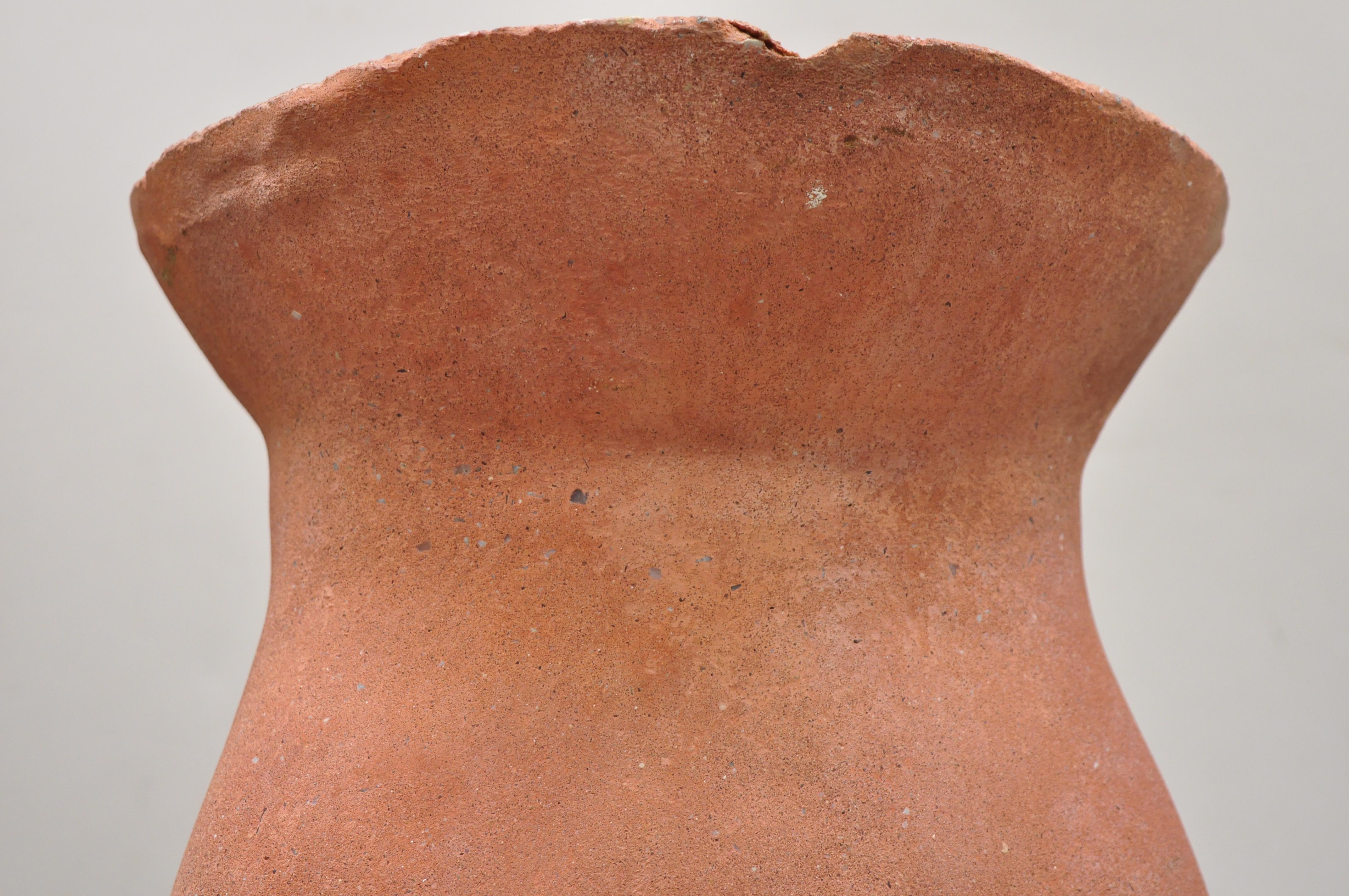 Nudefarbene weibliche Torso-Skulptur-Statue-Tisch aus Steinguss in Terrakotta im Angebot 4