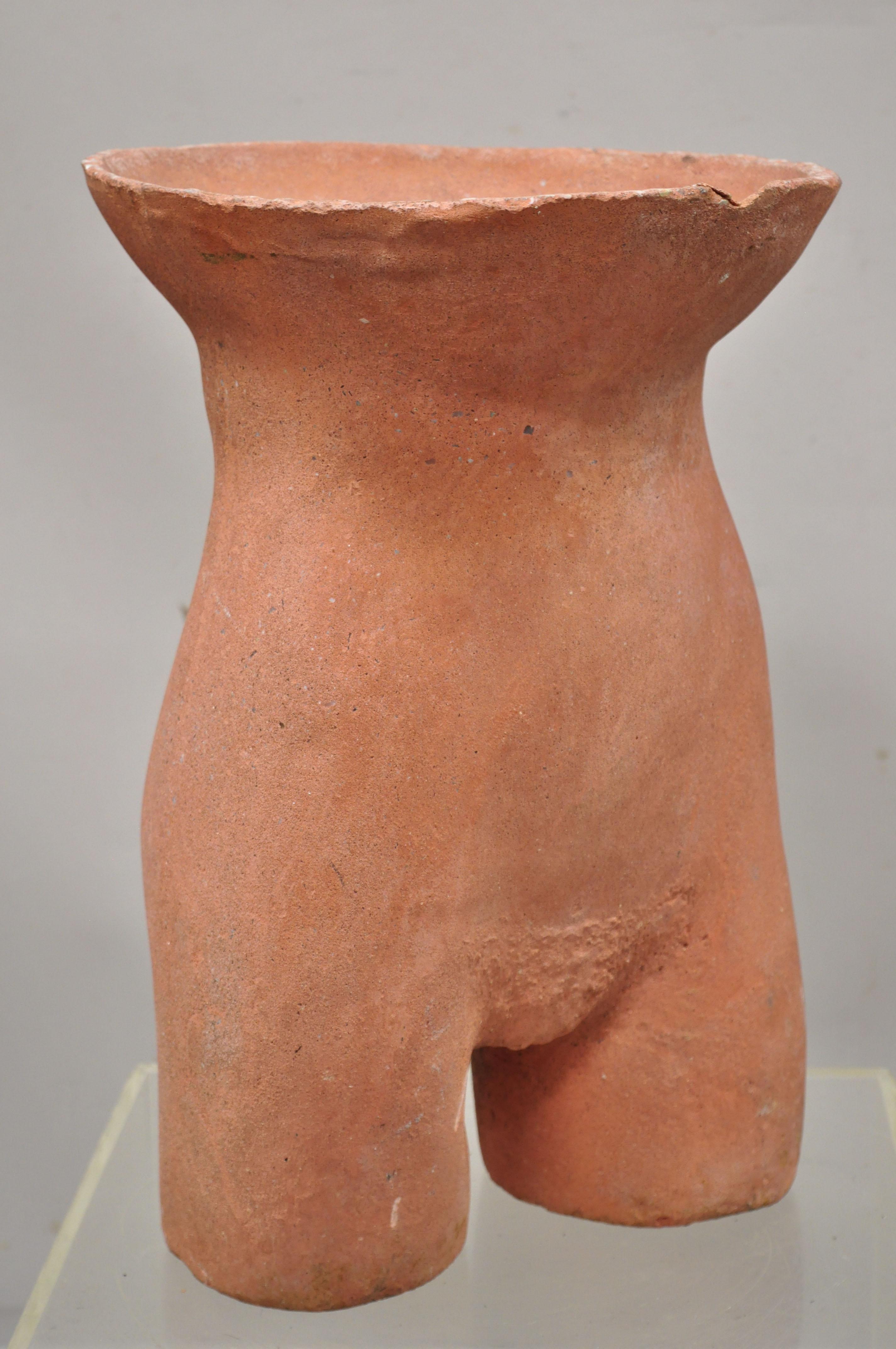Gary Spradling (1951-2006) Terrakotta-Steinguss, nackter weiblicher Torso, Statue. Element verfügt über Original-Guss Terrakotta / Stein-Skulptur, bemerkenswerten Stil und Form, ca. 100 Pfund. Nicht signiert. Um 2003. Abmessungen: 19