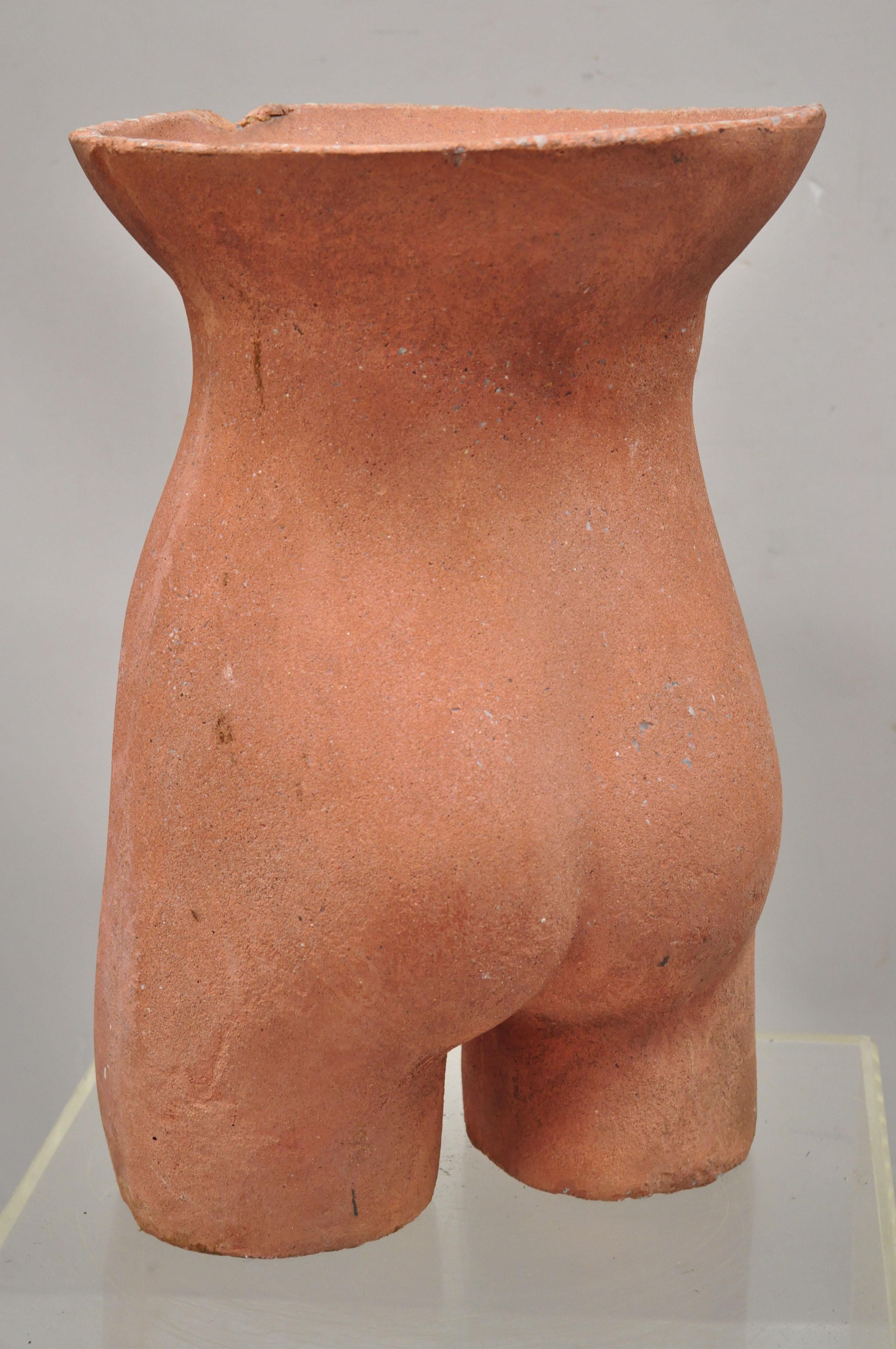 Nudefarbene weibliche Torso-Skulptur-Statue-Tisch aus Steinguss in Terrakotta (Nordamerikanisch) im Angebot