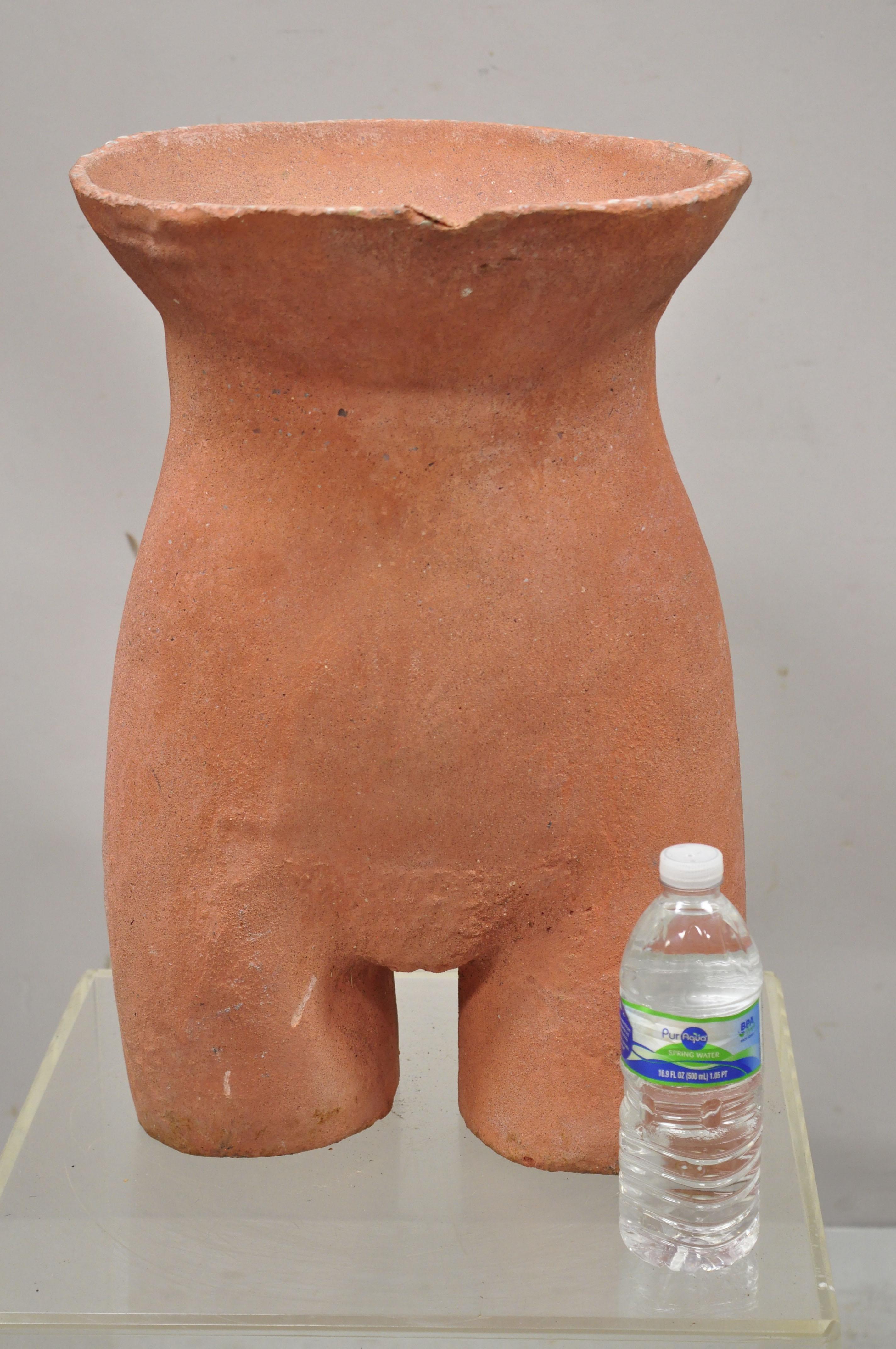 Nudefarbene weibliche Torso-Skulptur-Statue-Tisch aus Steinguss in Terrakotta im Zustand „Gut“ im Angebot in Philadelphia, PA