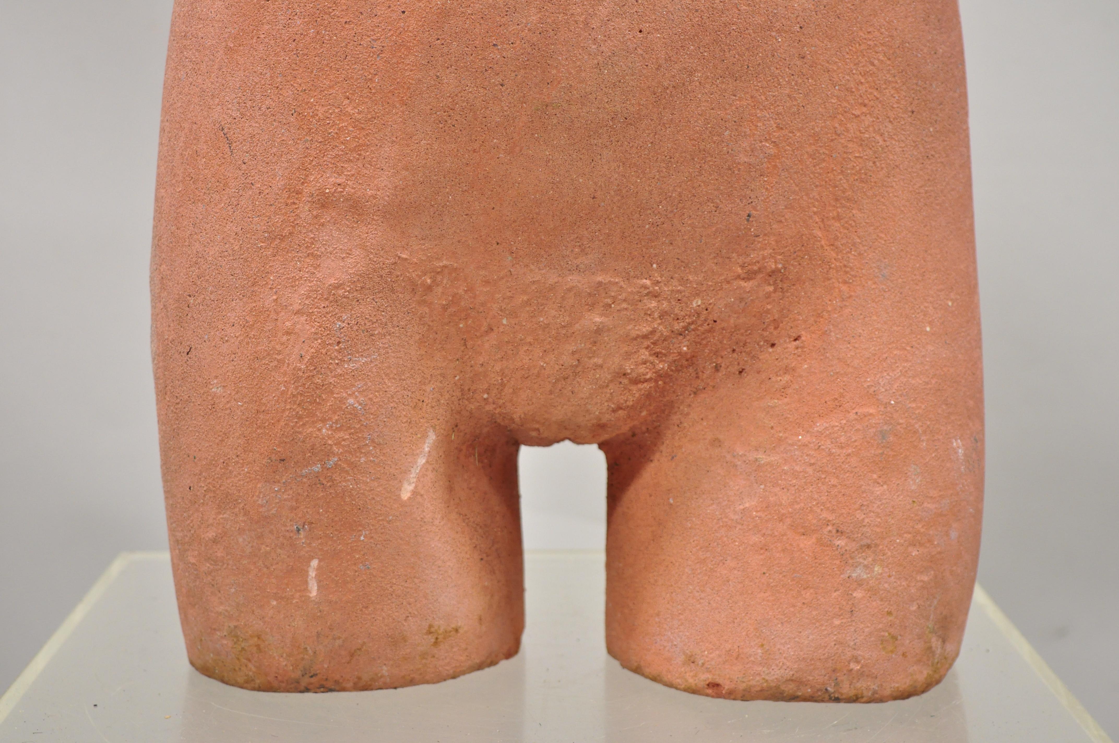 Nudefarbene weibliche Torso-Skulptur-Statue-Tisch aus Steinguss in Terrakotta im Angebot 3