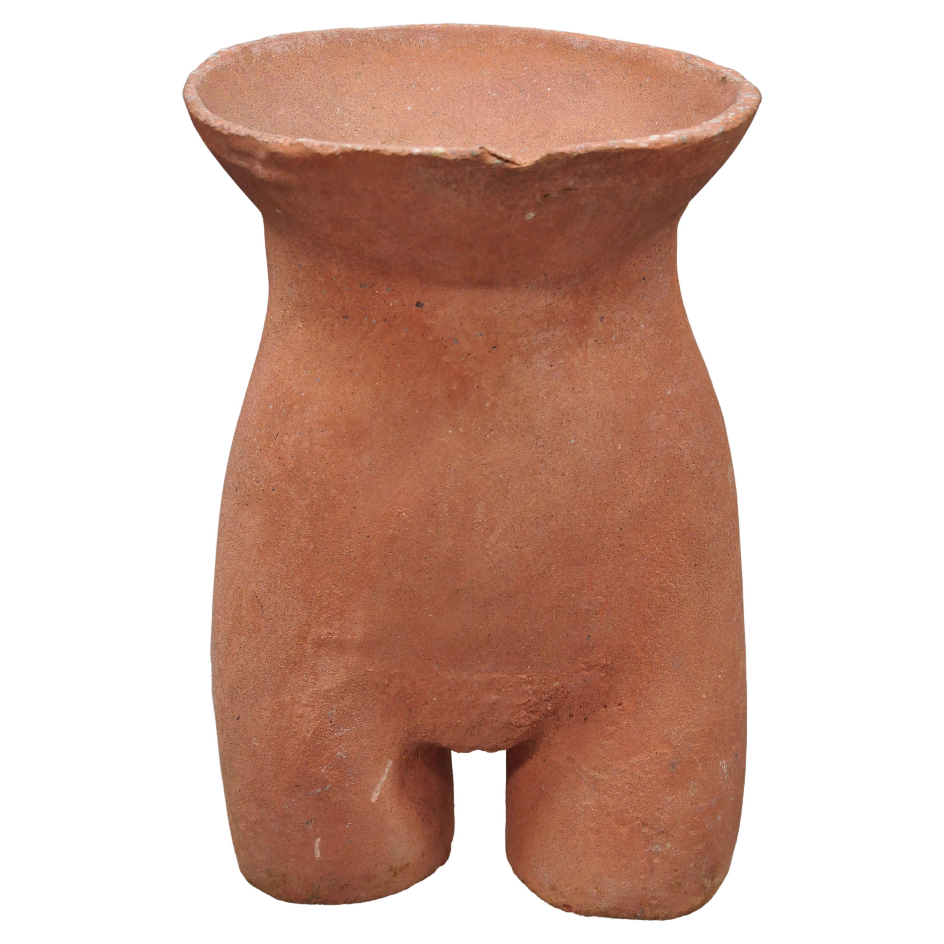 Nudefarbene weibliche Torso-Skulptur-Statue-Tisch aus Steinguss in Terrakotta