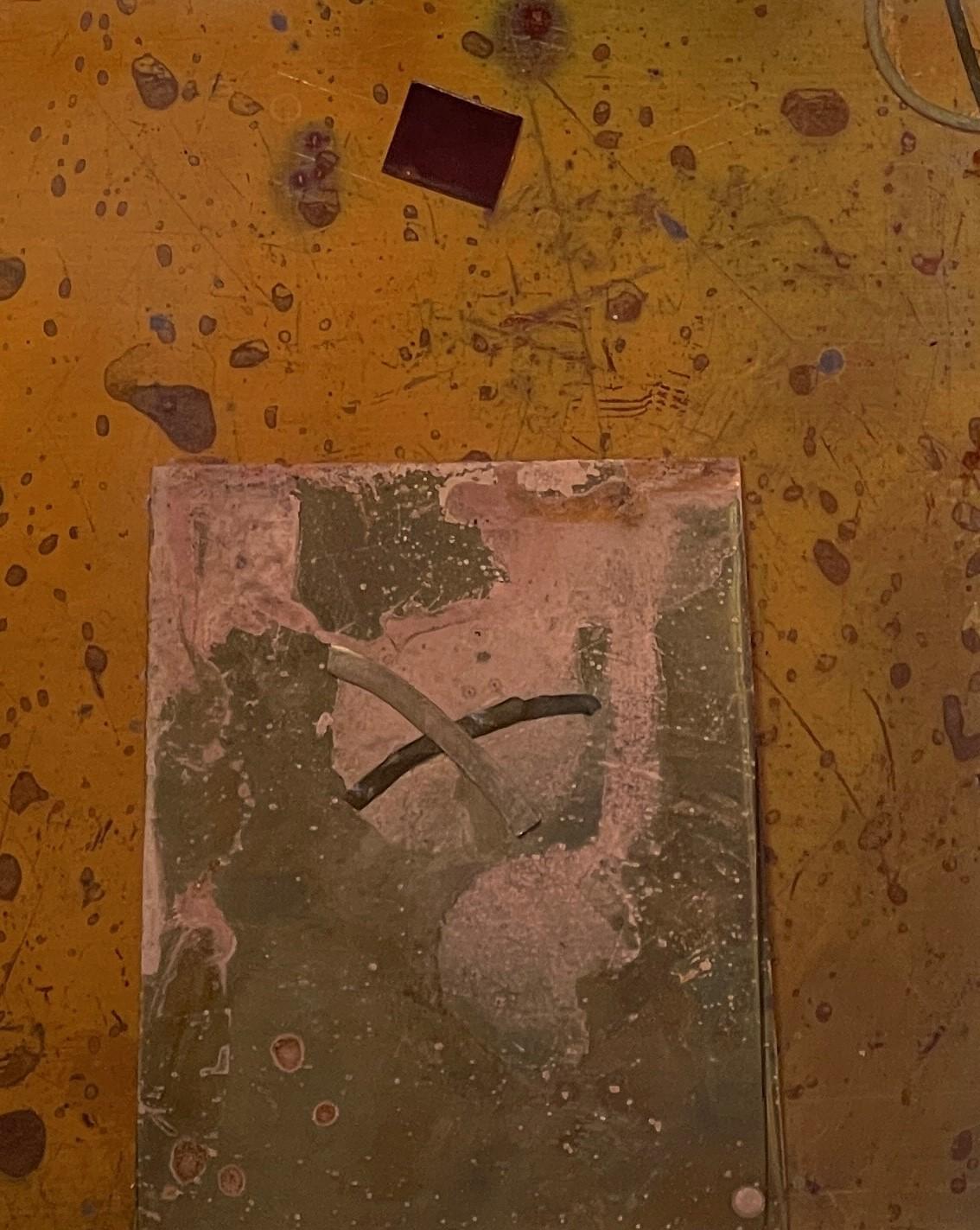 „Metallic Openings“ von Deborah Carlson, Original Gemälde in Mischtechnik (Braun), Abstract Painting, von Gary Steffen