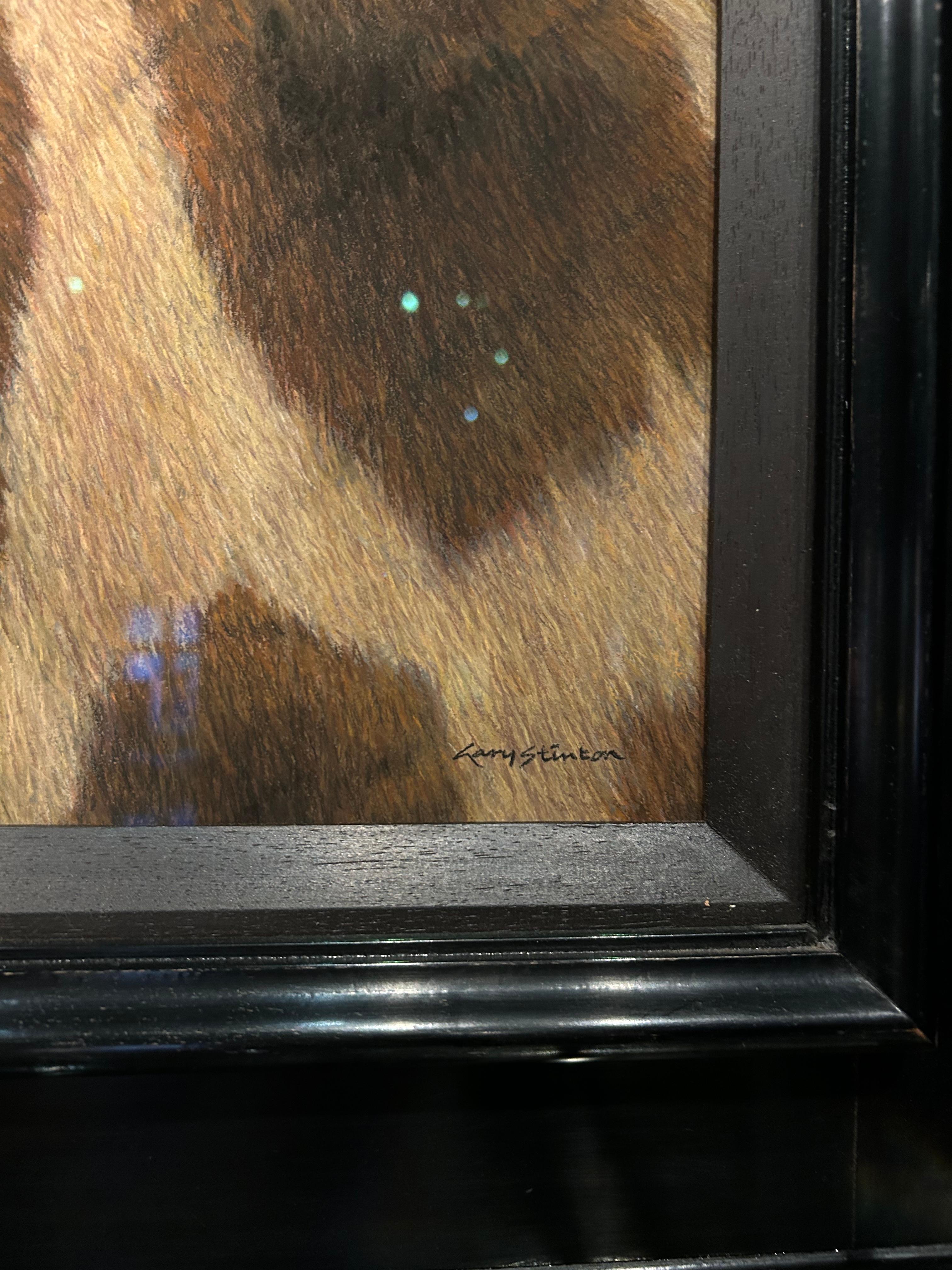 Questo ritratto a pastello di Gary Stinton, incredibilmente realistico e profondamente espressivo, è una magistrale rappresentazione di una giraffa che mette in mostra la sua abilità nell'iperrealismo e nell'arte della fauna selvatica. Con dettagli