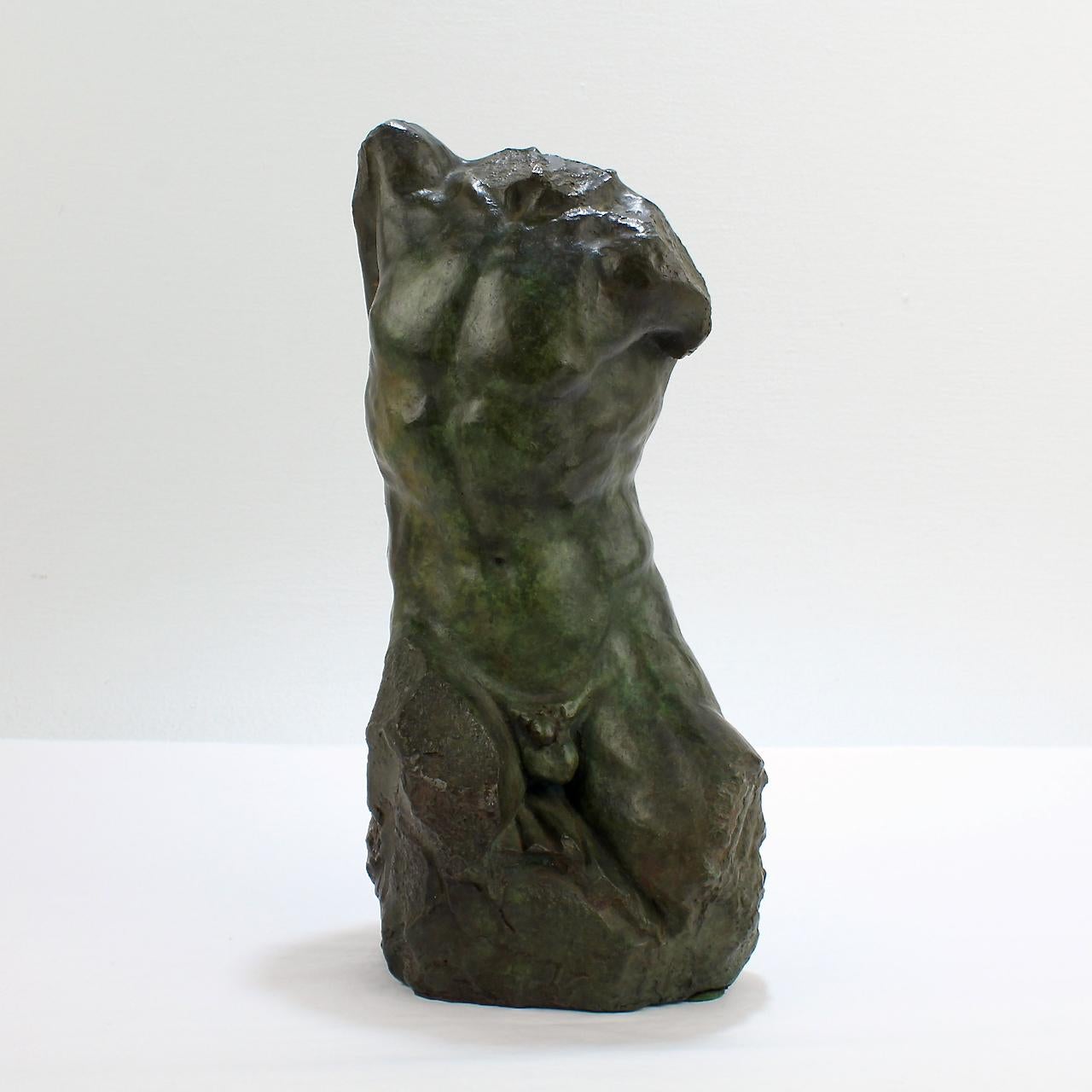 Una bella scultura in bronzo di Gary Weisman raffigurante un torso nudo maschile.

Con una patina mista di marrone cioccolato e verderame.

Gary Weisman è un importante scultore americano vivente attivo a Philadelphia, PA. Le sue opere sono