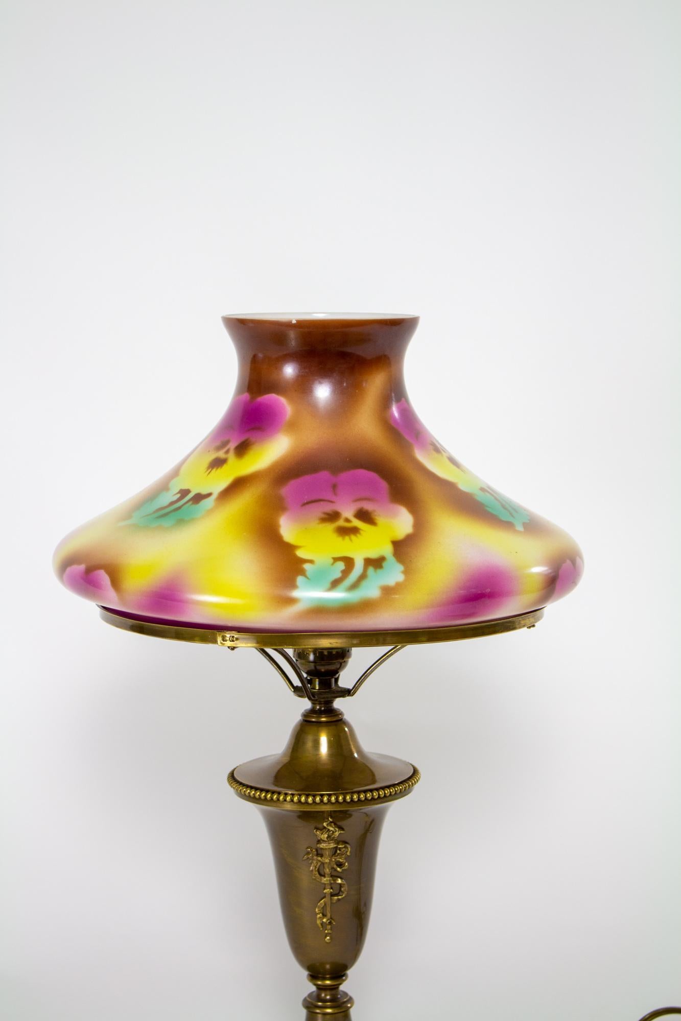 Gas-Tischlampe des späten 19. Jahrhunderts mit Pfauenglasschirm im Angebot 1