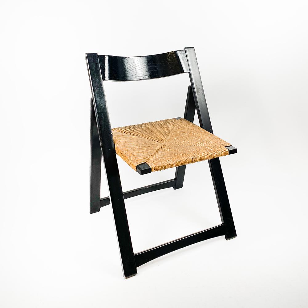 Gascon folding chair, 1970's

Made of black lacquered beech wood and braided bulrush seat.

Good general condition with light signs of wear from normal use.

Dimensions: 78 x 51 x 50 cm.