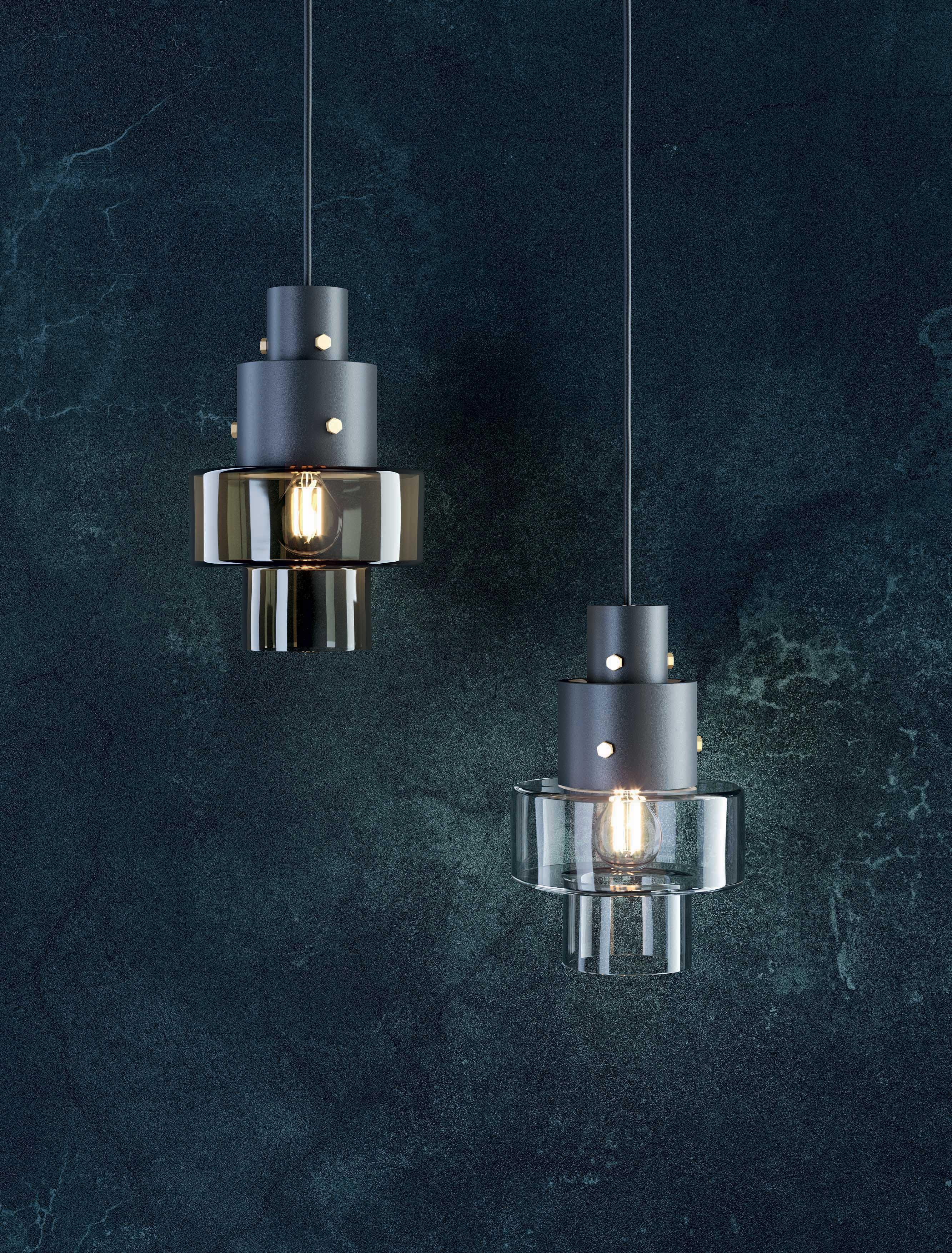 Gask è un mix perfetto di materiali in apparente contrasto sensoriale - vetro, acciaio, ottone - che creano una miscela ideale.
La montatura in acciaio ha una finitura nera opaca, ruvida e strutturata con un forte sapore industriale, ed è unita al