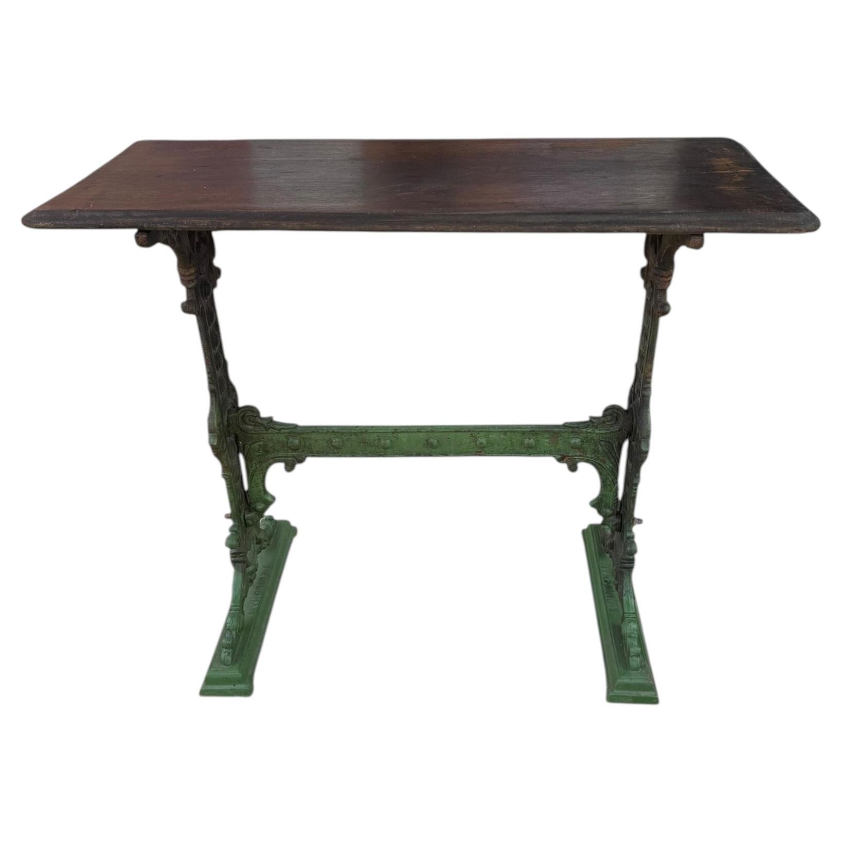 Table d'appoint en fonte ouvragée de la marque Gaskell & Chambers, datant du XIXe siècle.