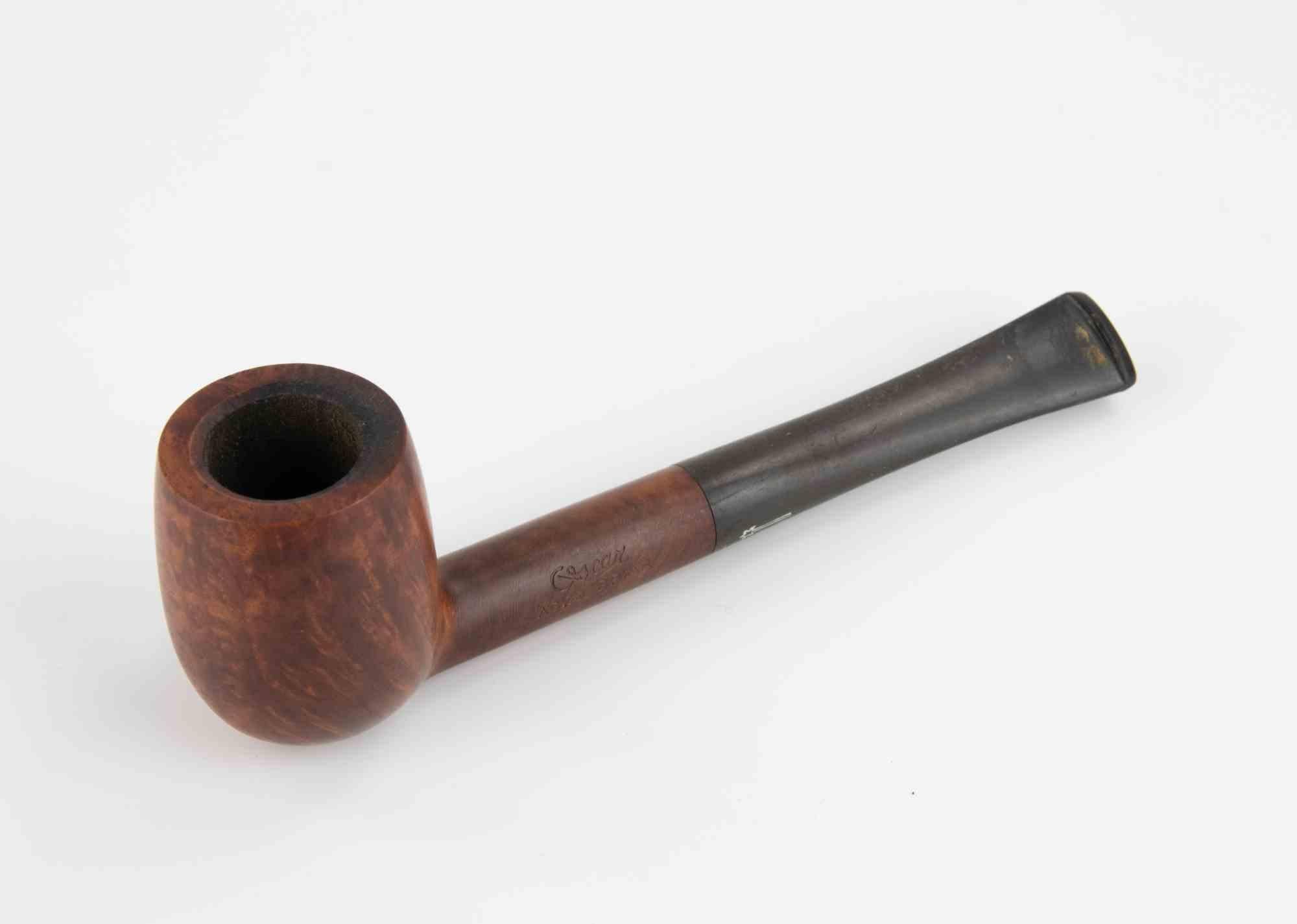 Cette pipe à fumer vintage Gaspar Aged Briar incarne la simplicité raffinée de l'artisanat italien du milieu du XXe siècle. Fabriquée à partir de bois de bruyère bien vieilli, la pipe présente une finition chaude, de couleur brun moyen, avec des