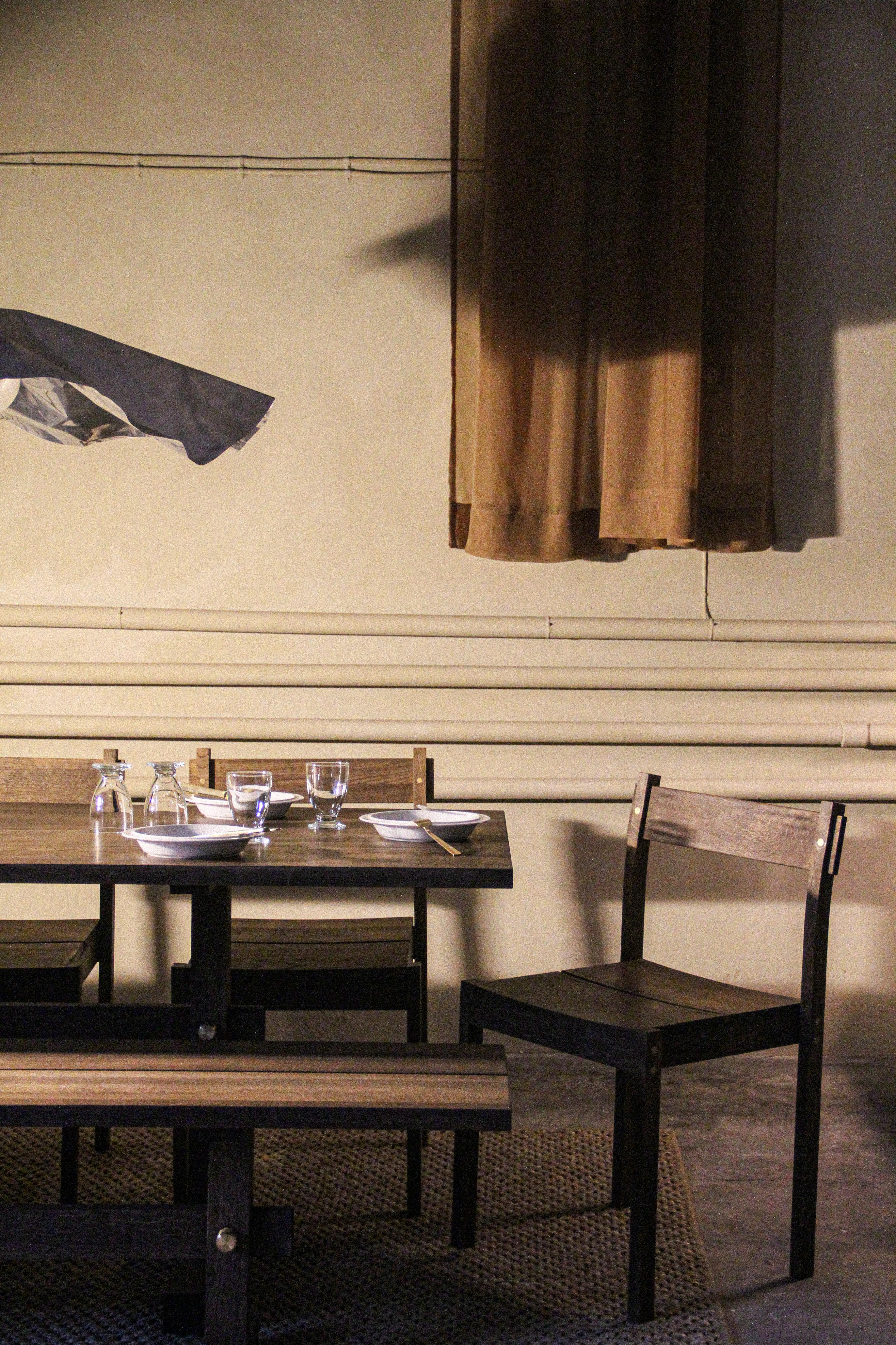 XXIe siècle et contemporain Gaspard Dark Oak and Brass Dining Table 180 by Eberhart Furniture en vente