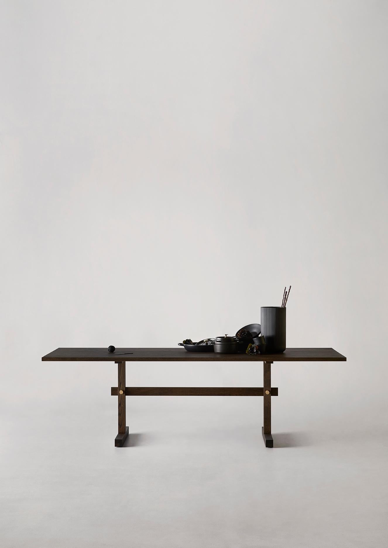 Gaspard Table à manger 240 en chêne foncé et laiton par Eberhart Furniture
Dimensions : 240 x 85 x 73 cm : D 240 x L 85 x H 73 cm.
MATERIAL : Chêne foncé, laiton.

Disponible en chêne clair ou foncé.
Disponible en 180 ou 240 cm. Veuillez nous