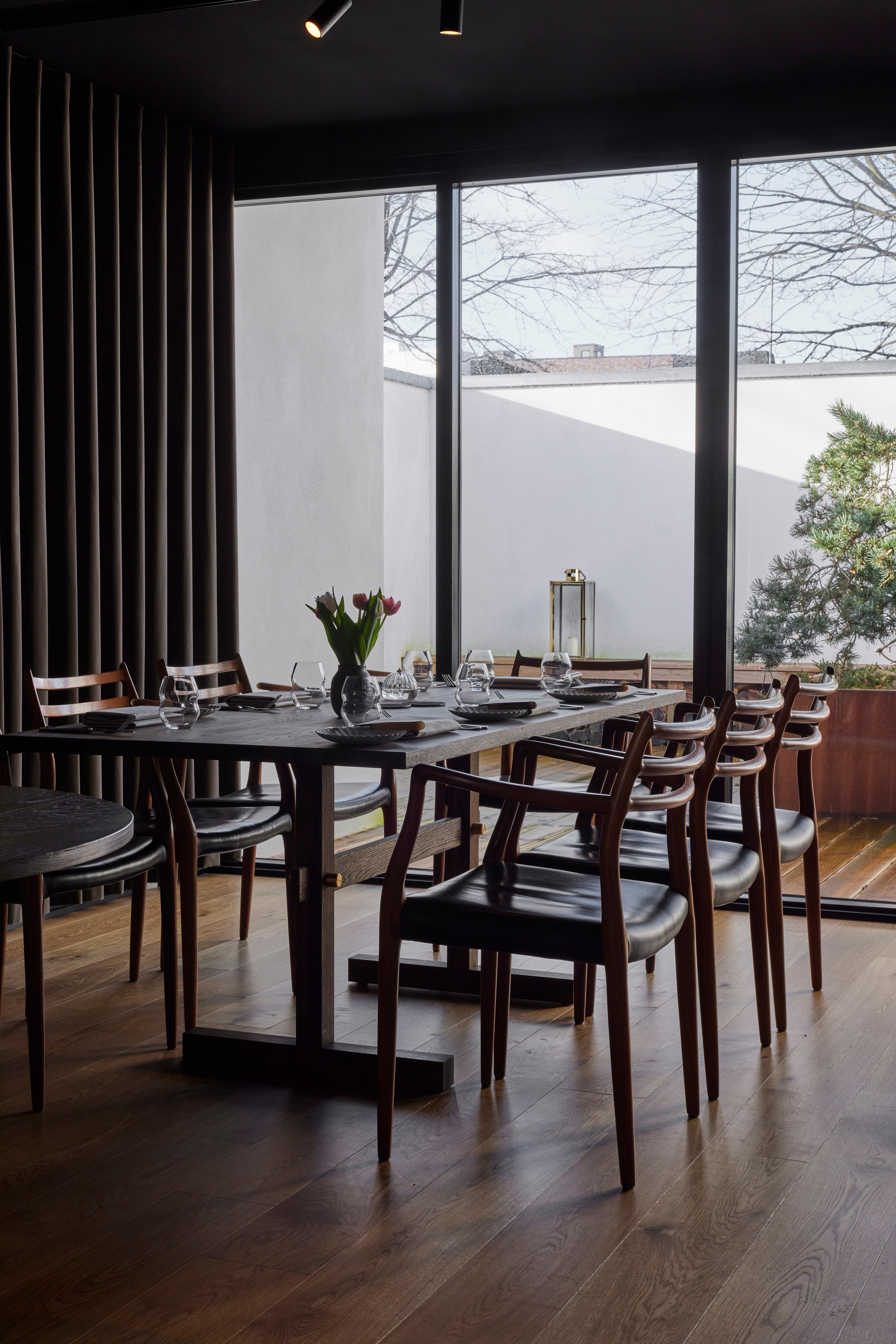 XXIe siècle et contemporain Gaspard Dark Oak and Brass Dining Table 240 by Eberhart Furniture en vente