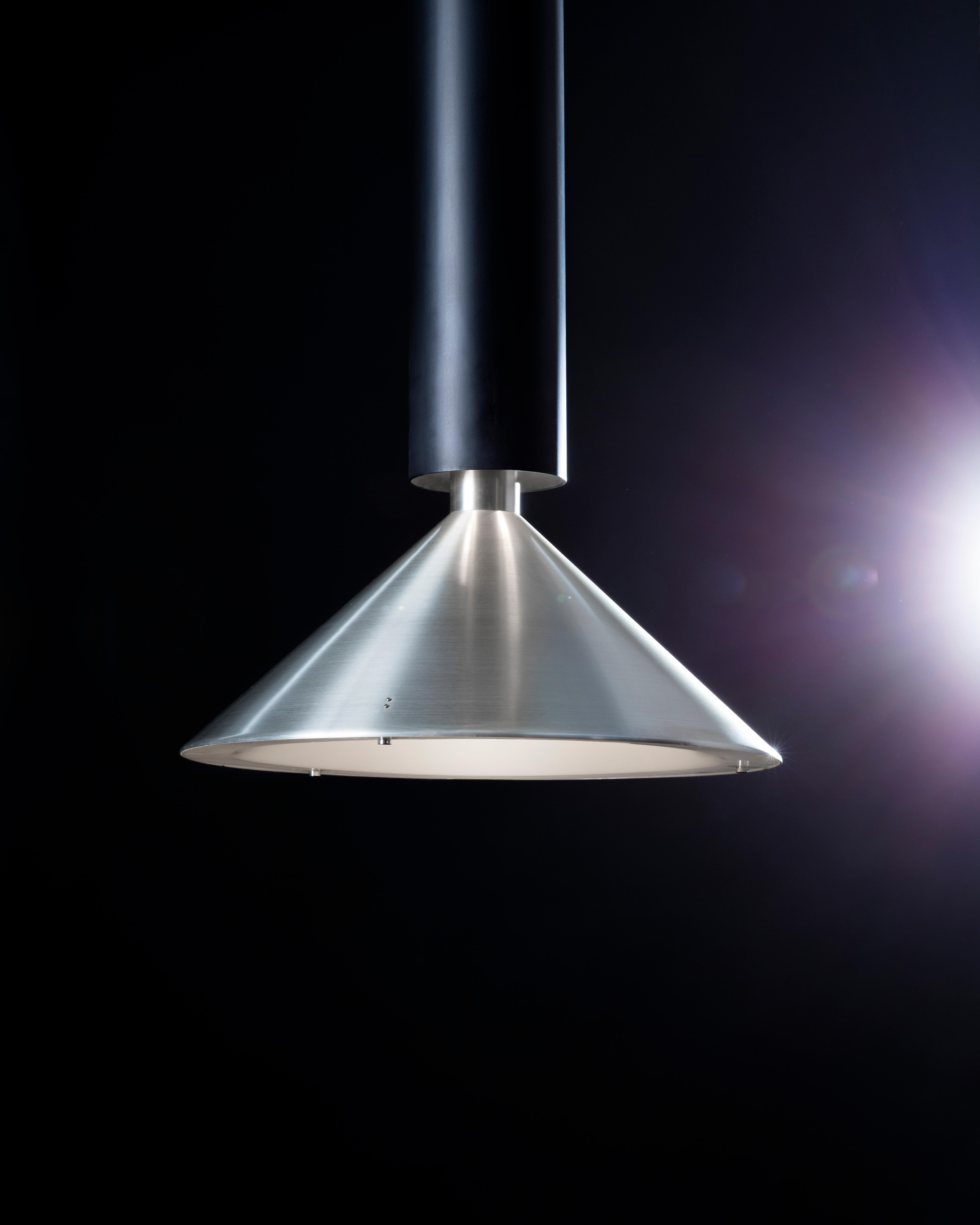 Designed in 1970 by Angelo Brotto, at that time “Gaspare” represented a great innovation in design and traced an important line in Esperia’s style, followed by many other models. The cone is of aluminum with satin finish, the diffuser is of