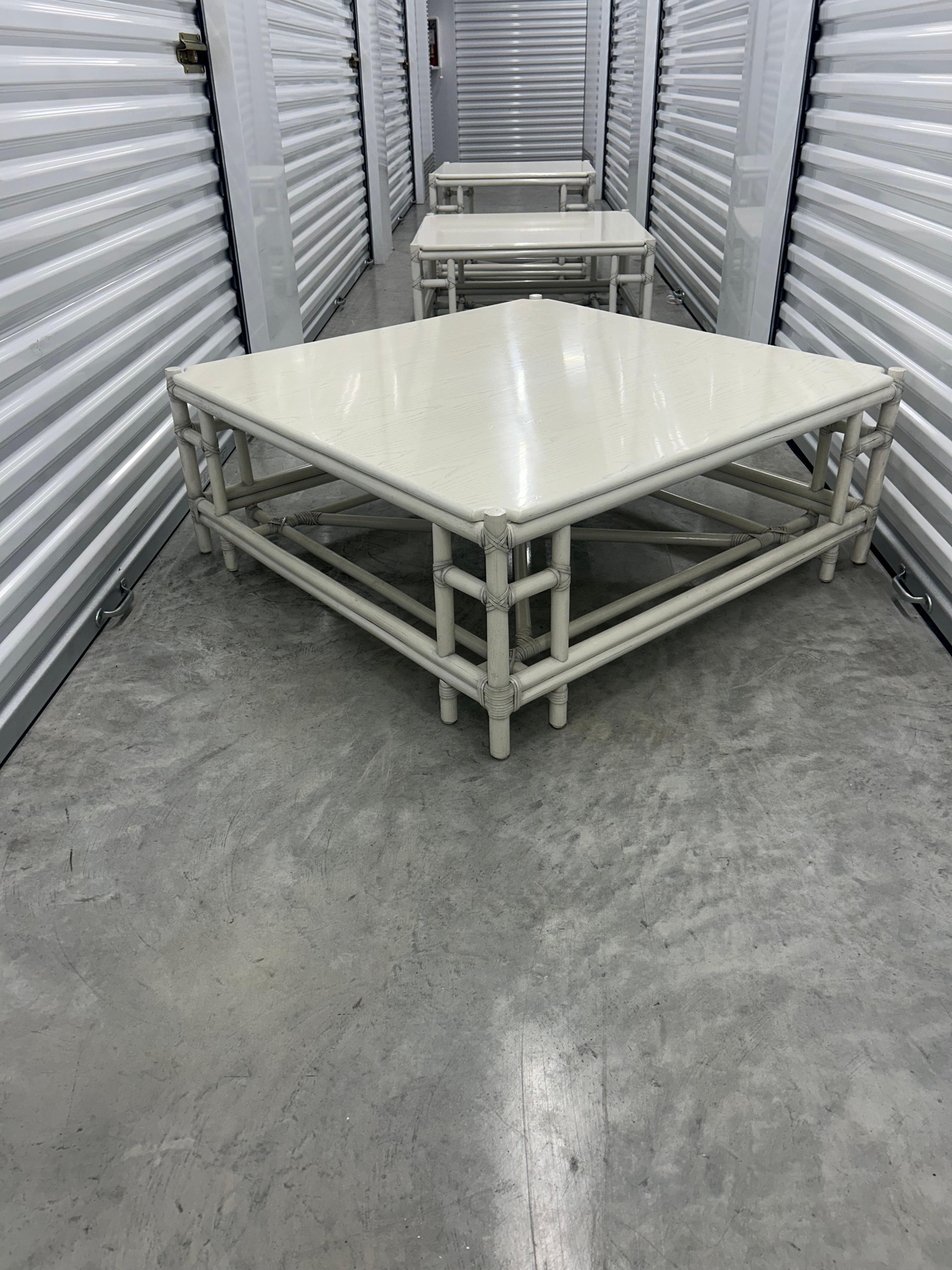italien Gasparucci Italo signé grande table basse en laque blanche... deux autres disponibles en vente