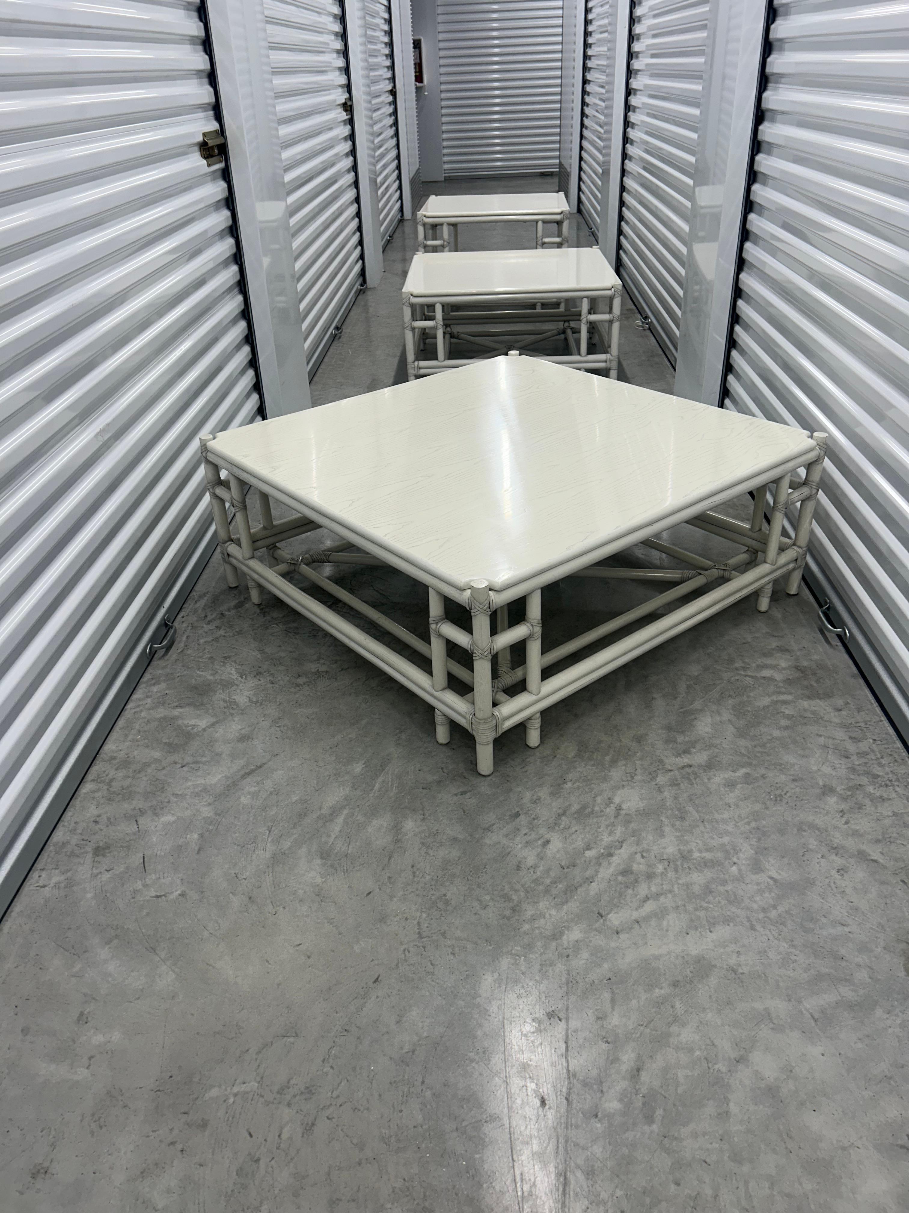 Fin du 20e siècle Gasparucci Italo signé grande table basse en laque blanche... deux autres disponibles en vente