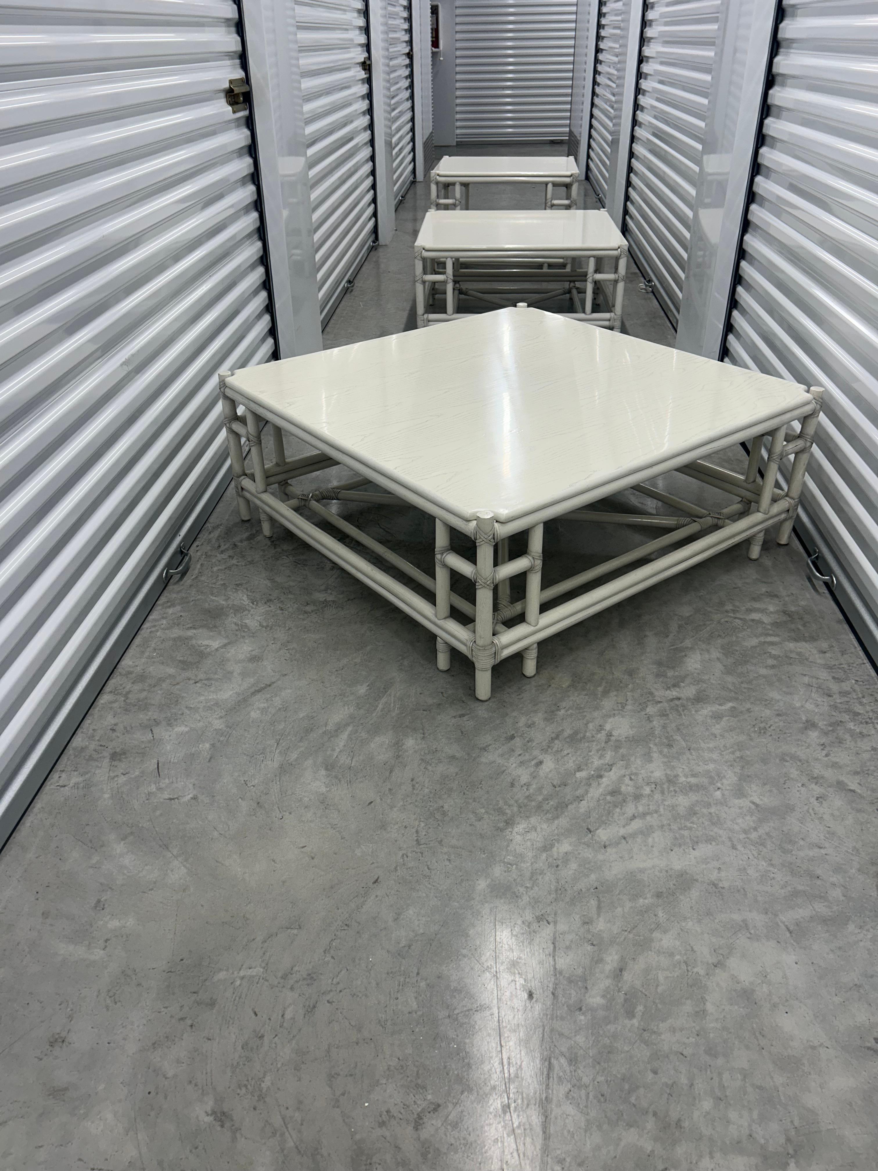 Cuir Gasparucci Italo signé grande table basse en laque blanche... deux autres disponibles en vente
