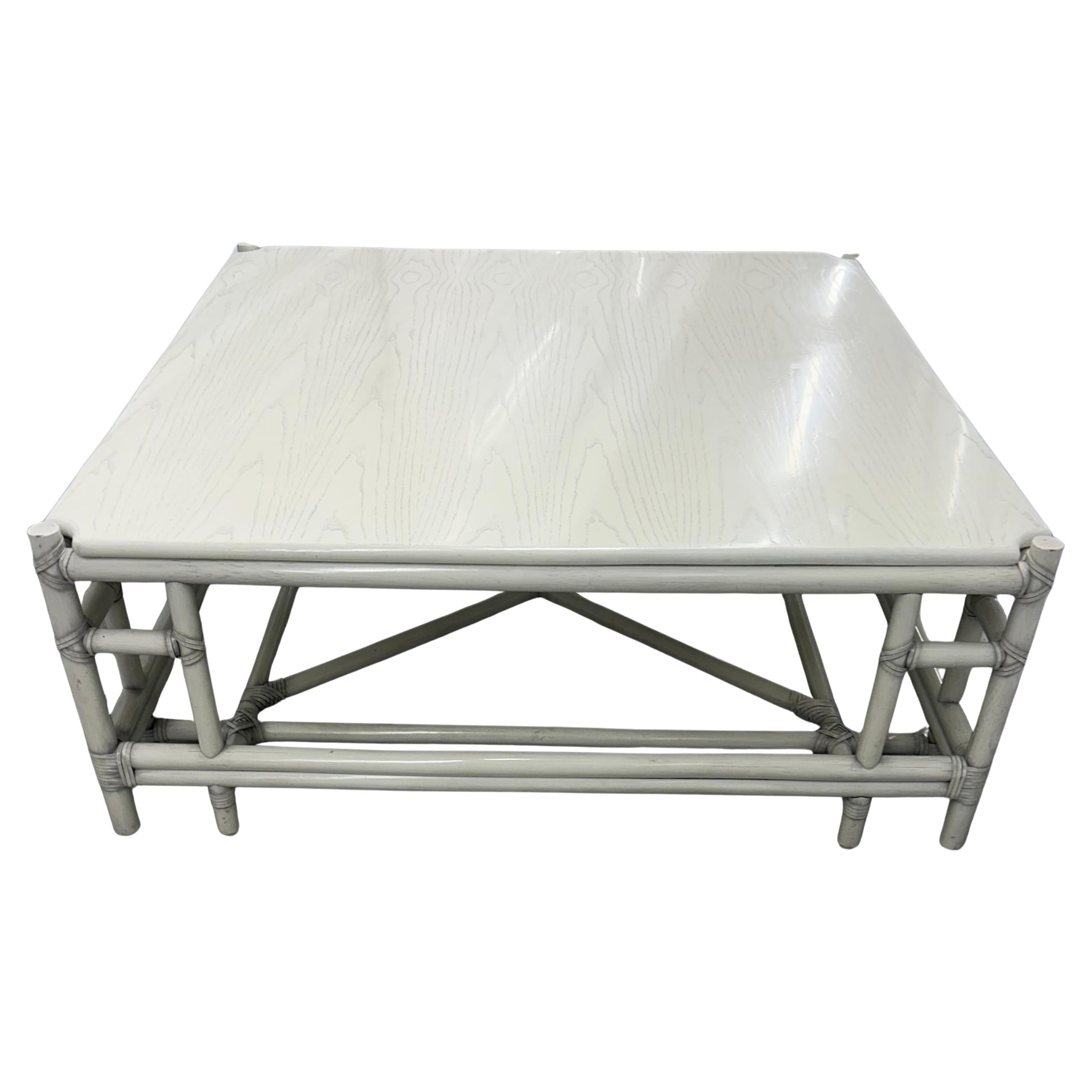 Gasparucci Italo signé grande table basse en laque blanche... deux autres disponibles en vente