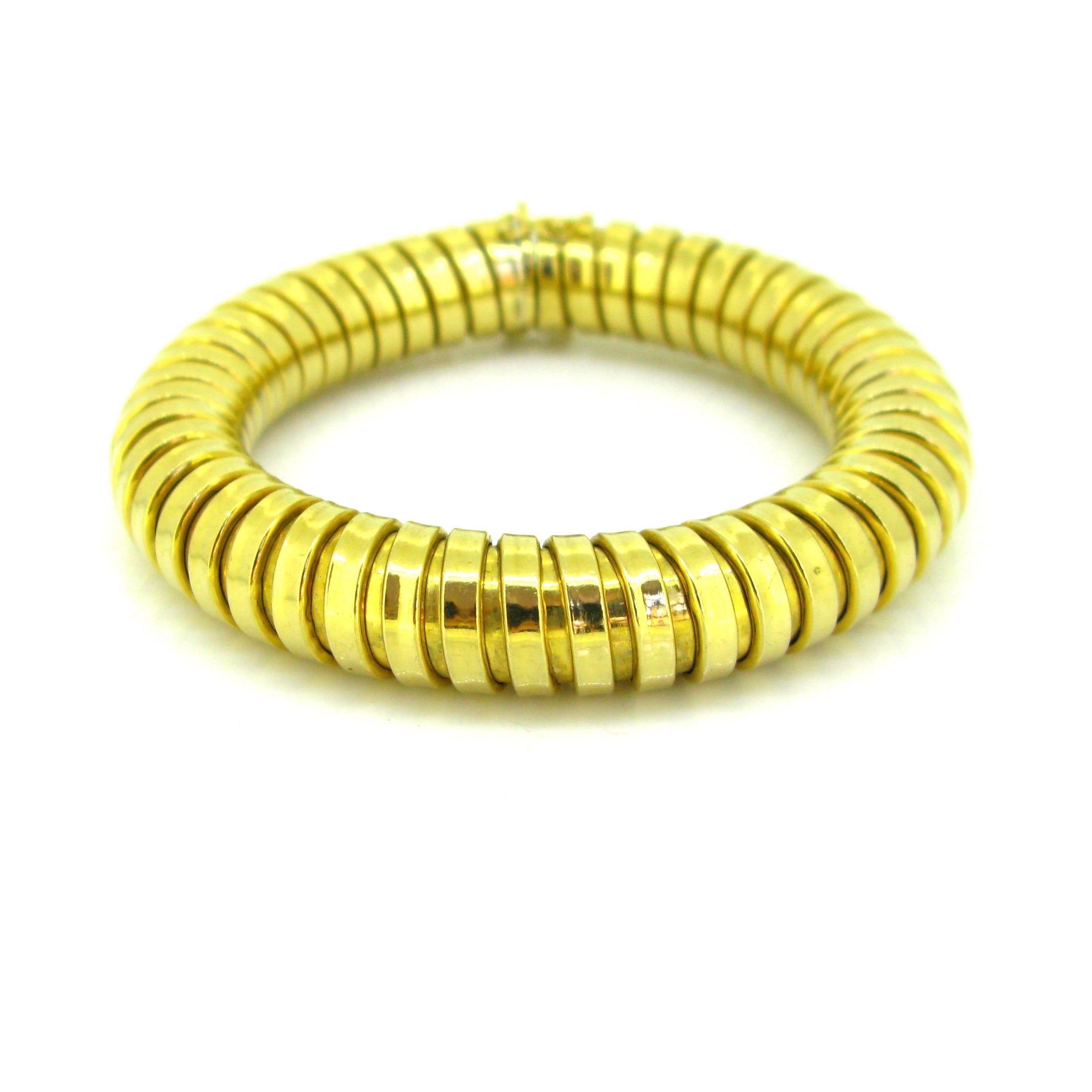 Weight: 56,13 gr

Metal: 18kt yellow gold

Condition: Very good

Comments: This ravishing flexible Gaspipe tubogas bracelet is fully made in 18k yellow gold. The gold is smooth and shiny. It is a very nice and a timeless piece of jewellery for