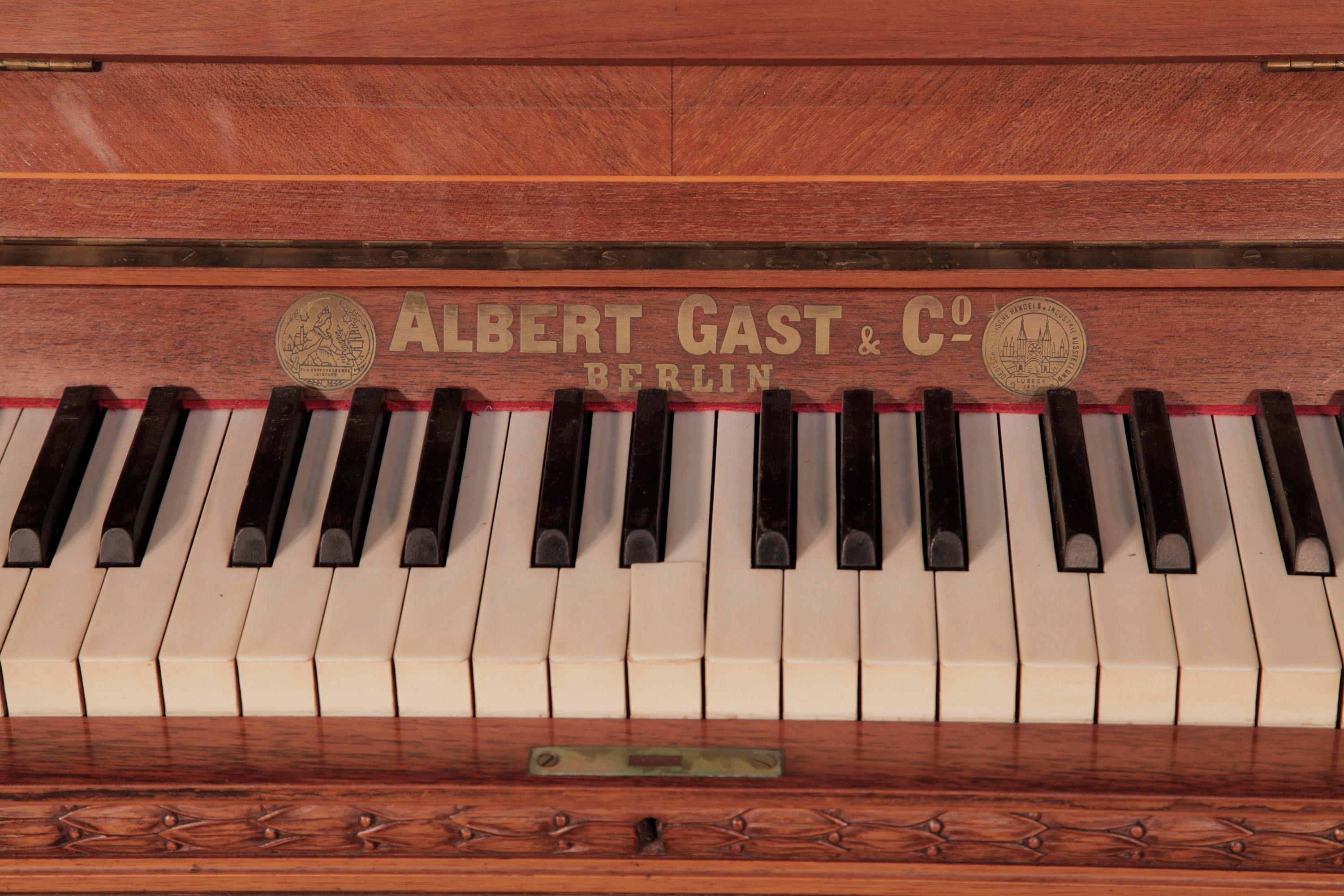 Gast Upright Piano Quartered Walnut Neoclassical Inlay Brass Candlesks en vente 7
