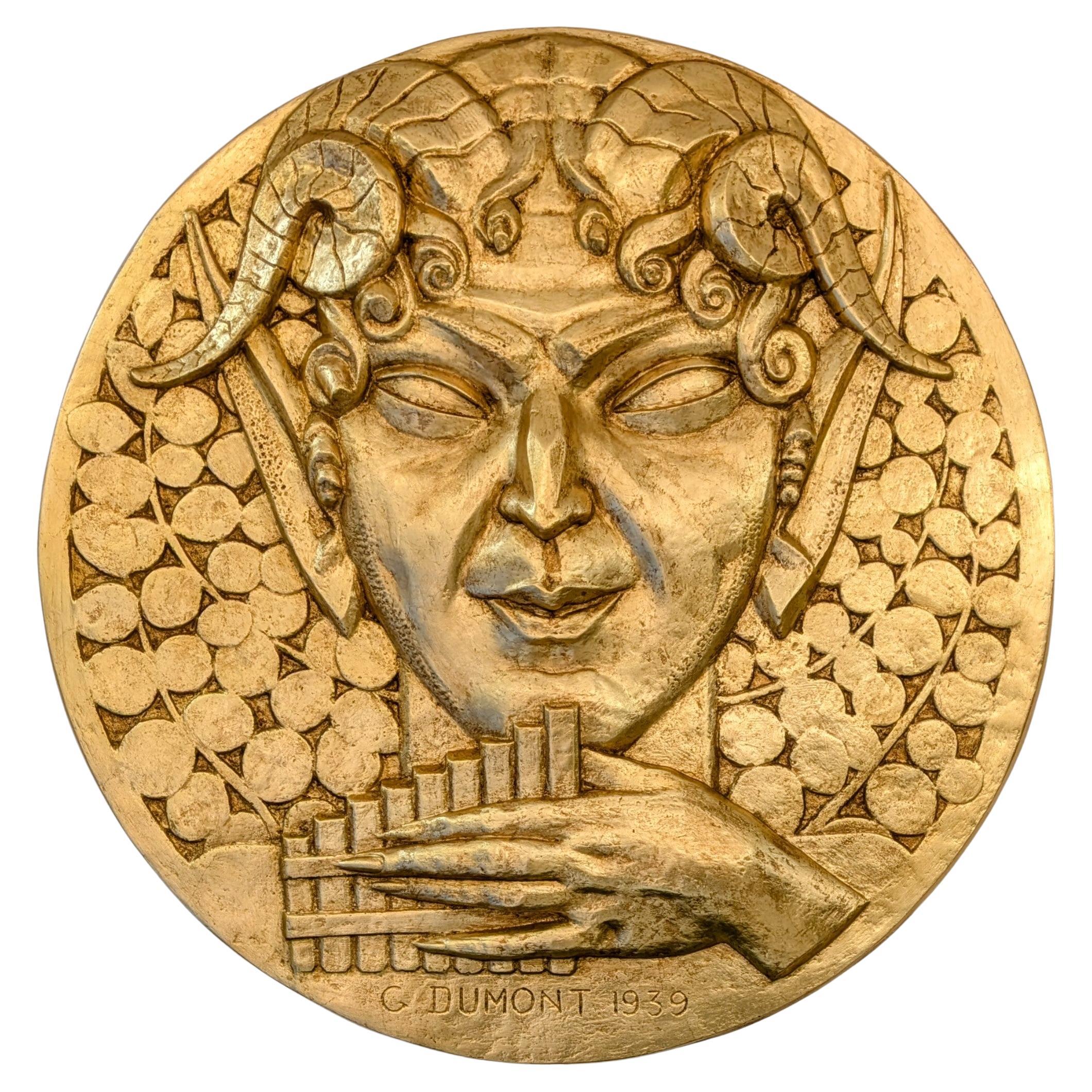 Gaston Dumont,  Fauna , bajorrelieve de escayola patinada en oro, 1939
