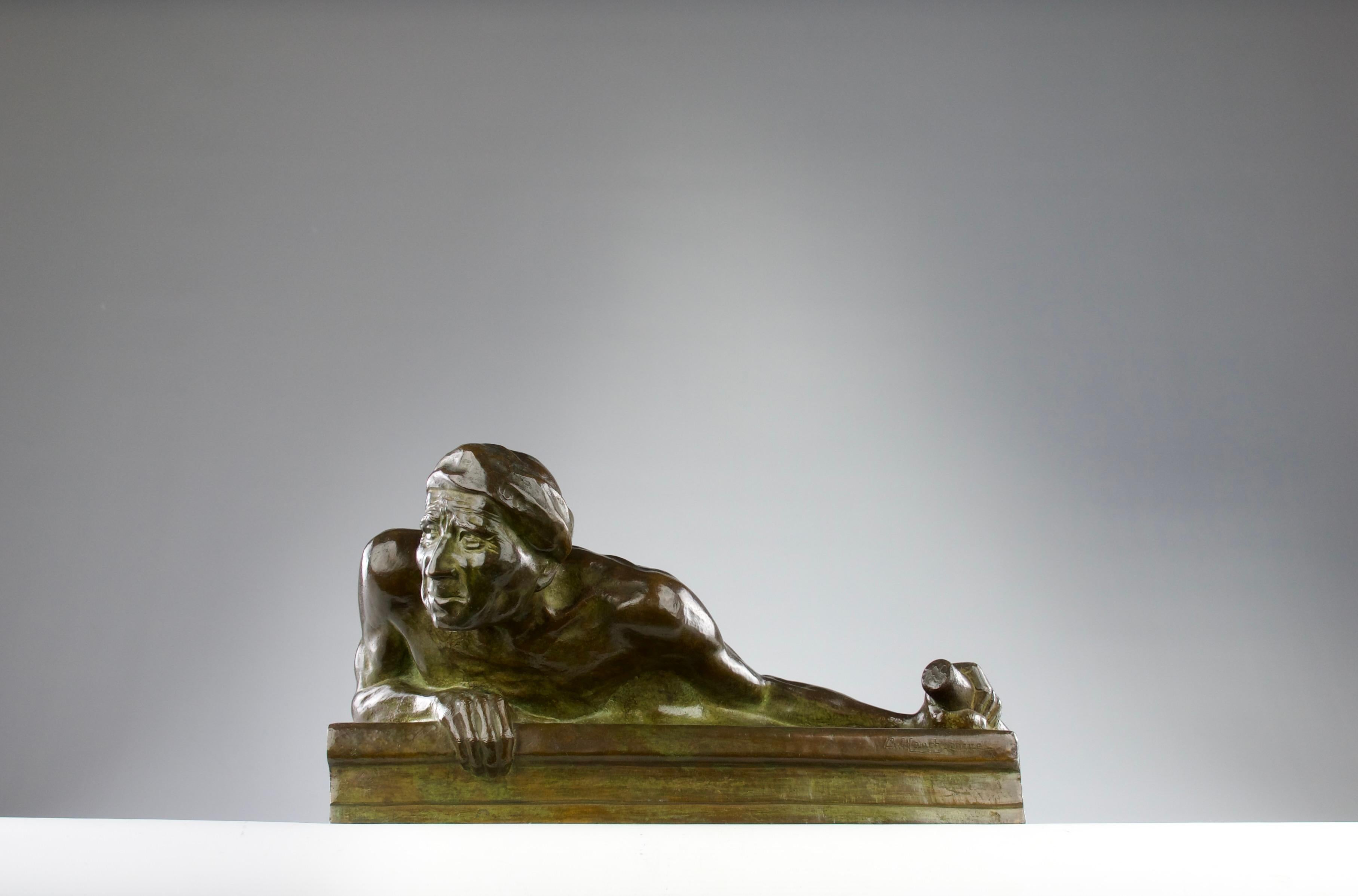 Superbe sculpture en bronze à patine verte de Gaston Hauchecorne, France, années 1920. Représentation d'un pirate Malayer s'accrochant d'une main à la rambarde d'un navire et de l'autre à la barre. Les détails des mains, des muscles et du visage
