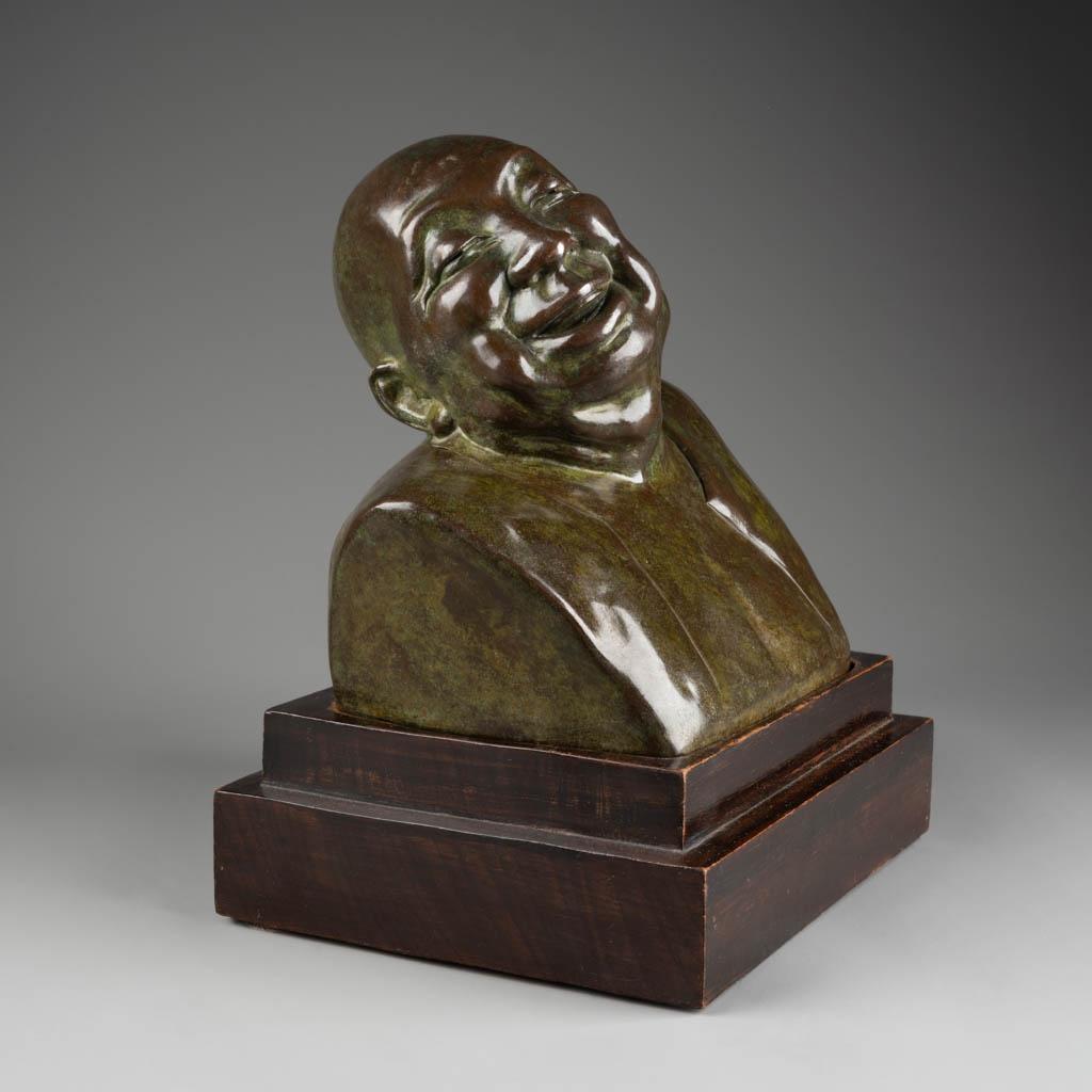 Gaston Hauchecorne (1880-1944, France) : Bronze patinated bust of a chinese monk laughing / Buste en bronze patiné d'un moine chinois riant

Rare patinated bronze sculpture wearing a deep and beautiful nuanced green patination with 