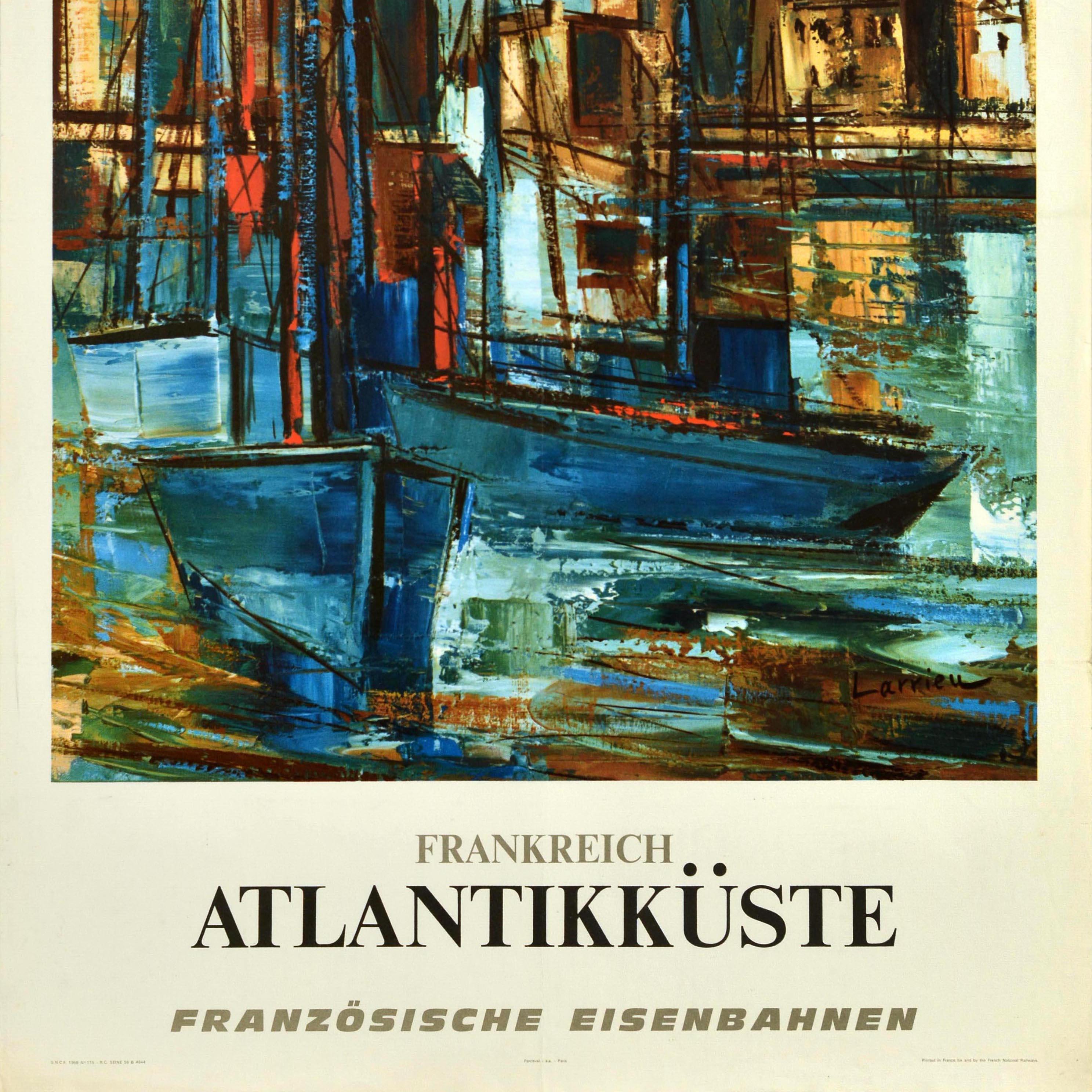 Originelles Reiseplakat der Französischen Eisenbahn, das auf Deutsch für Frankreich Atlantikküste wirbt. Das Plakat von Gaston Larrieu (1908-1983) zeigt eine Hafenszene mit blauen Holzsegelbooten auf dem Wasser und Gebäuden im Hintergrund.