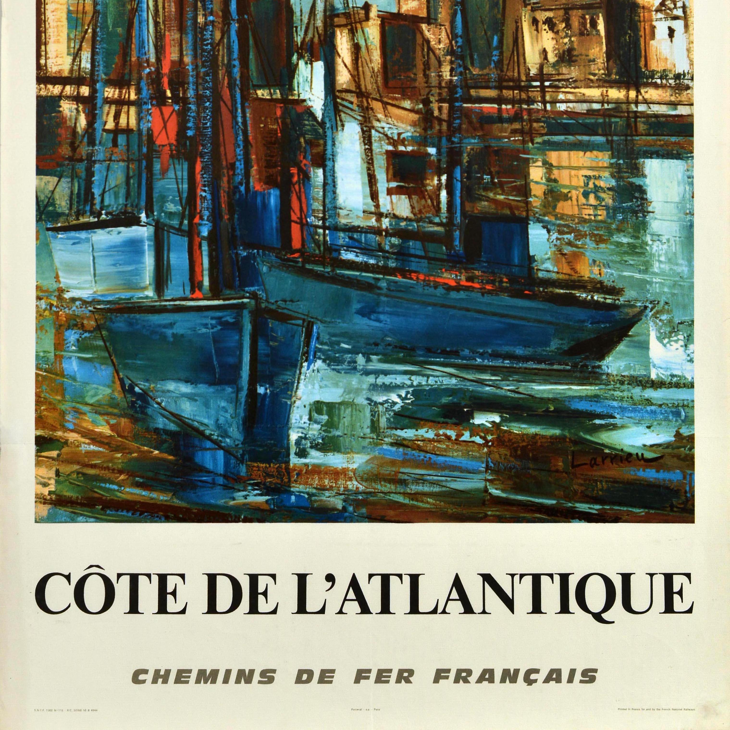 Poster di viaggio originale d'epoca che pubblicizza la Francia La Costa Atlantica Ferrovie Francesi - Cote De L'Atlantique - con un'opera d'arte di Gaston Larrieu (1908-1983) che raffigura una scena portuale con barche a vela in legno blu sull'acqua