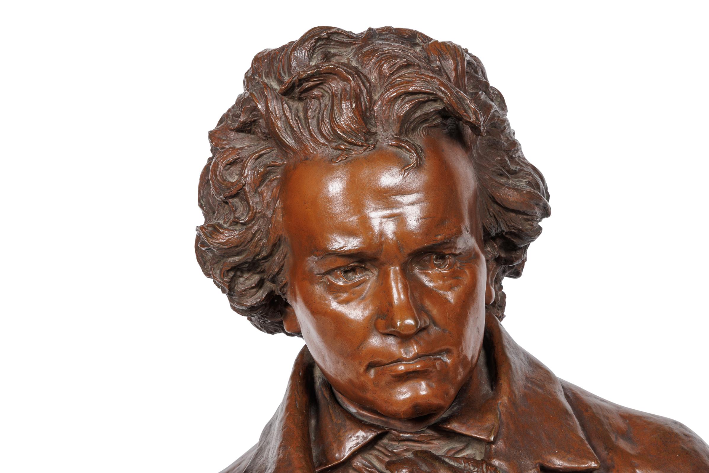 Busto monumental de bronce ricamente patinado de Beethoven por G. LeRoux - Figurative Sculpture Oro de Gaston Leroux