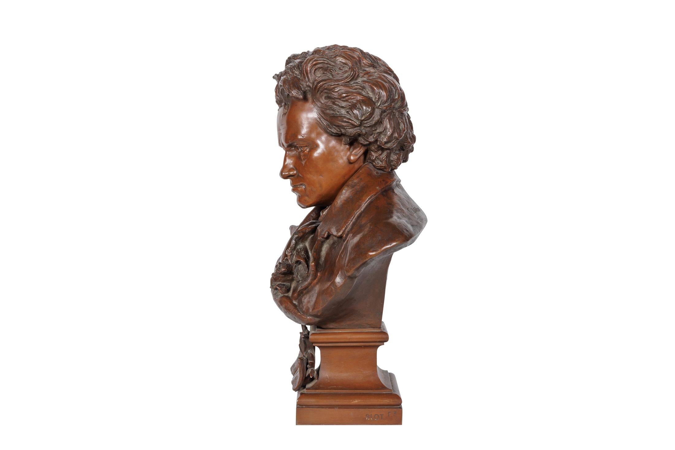Busto monumental de bronce ricamente patinado de Beethoven, obra de Gaston Veuvenot Leroux (1854-1942) y Eugène Blot, Fondeur

Esta magnífica escultura capta poderosamente al icónico compositor en profunda contemplación, ataviado con un abrigo de