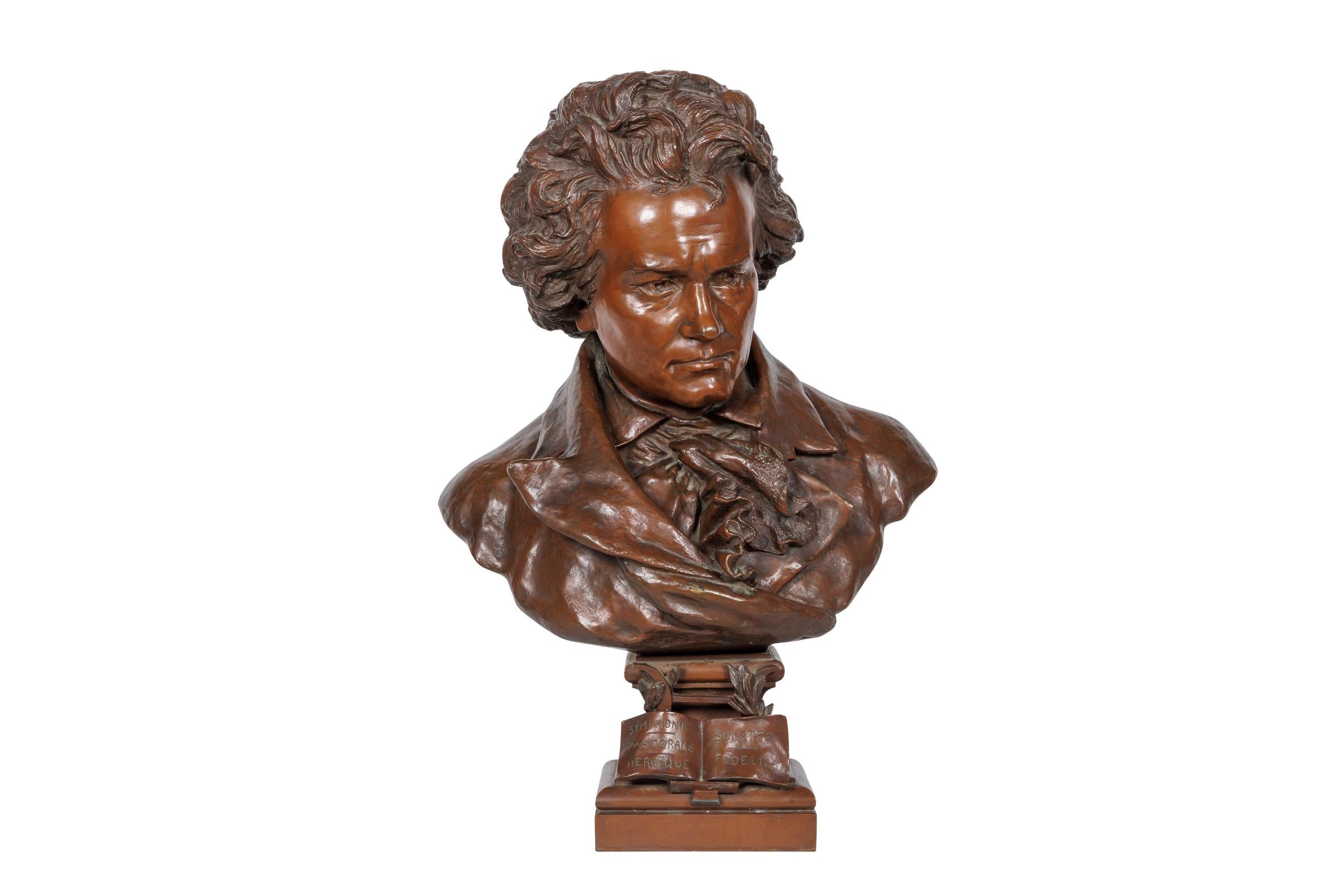 Figurative Sculpture de Gaston Leroux - Busto monumental de bronce ricamente patinado de Beethoven por G. LeRoux
