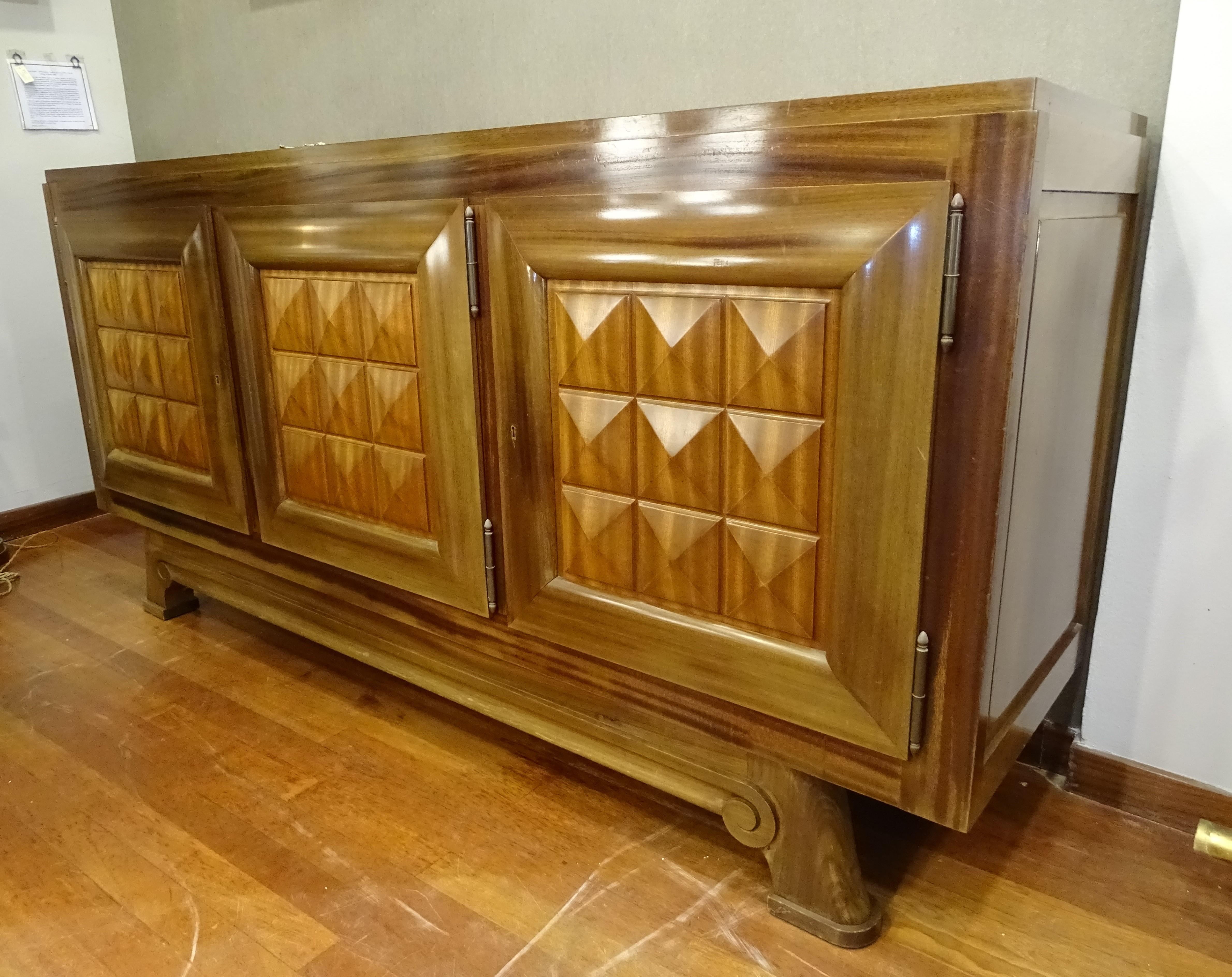 Extraordinary enfilade of brutalist style and era, in carved wood with a diamond point front and marquetry top.
Author Gastón Poisson imoryante and recognized French author of the years 40 -50.
High quality cabinetry work, interiors with filleting