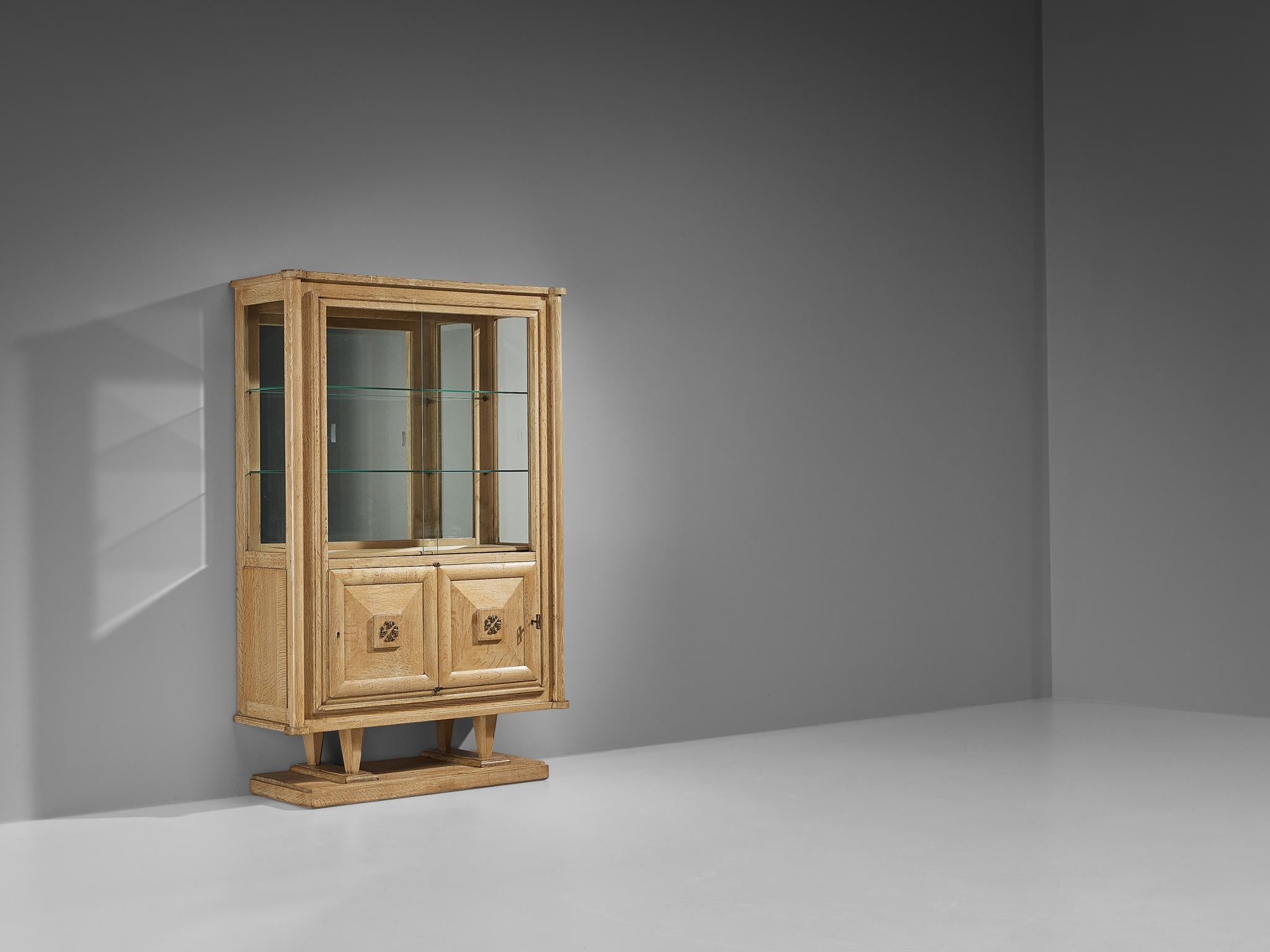 Armoire Gaston Poisson, chêne, verre, laiton, France, années 1940

Joli meuble en chêne et verre. La partie haute du rangement se compose d'une partie vitrine, avec deux étagères en verre et un dos en miroir. La partie inférieure est un meuble à