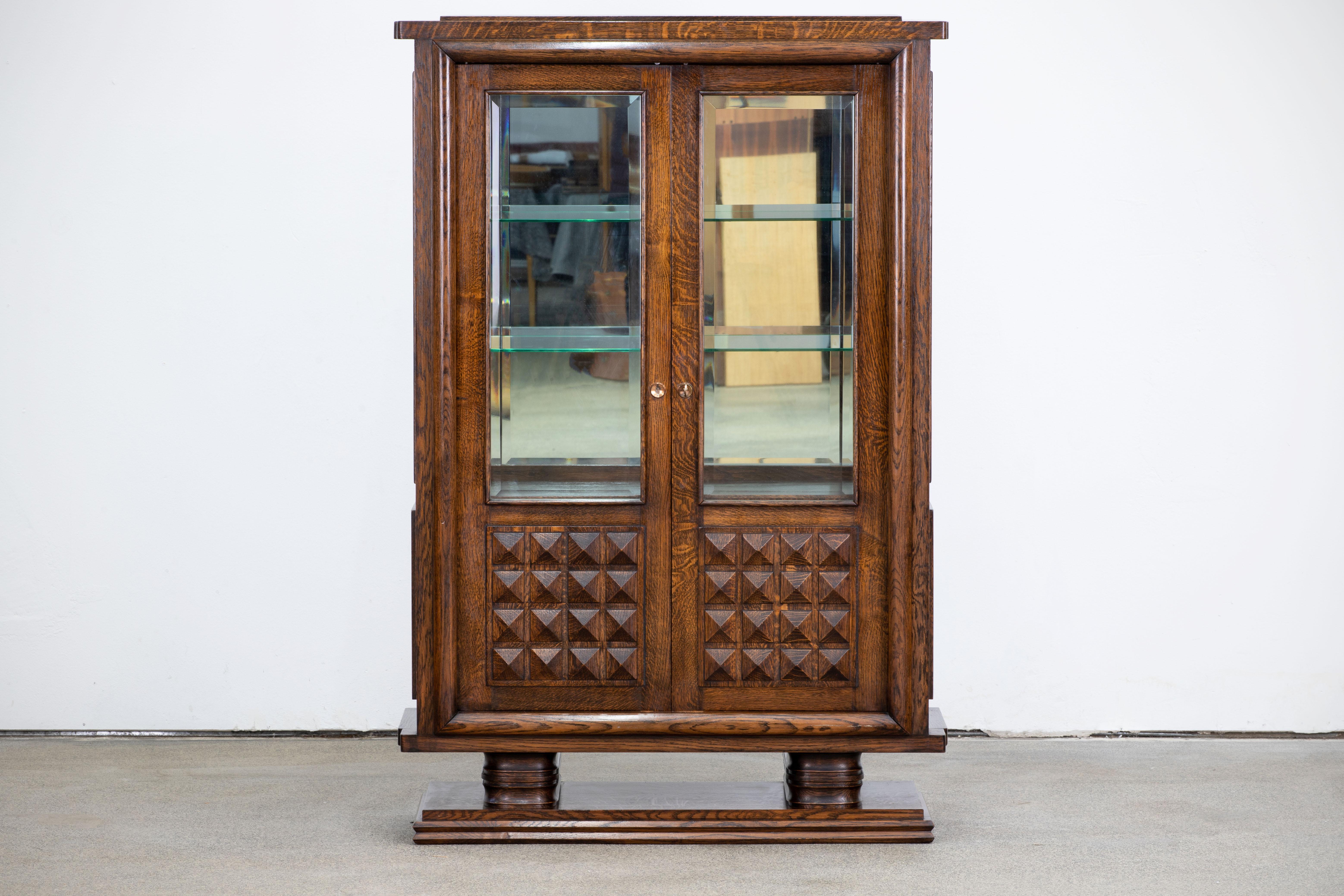 This French Brutalist Art Deco buffet / cabinet / vitrine in solid oak was created in the 1940s by Gaston Poisson. 
It is in the town of Dunkirk, Normandy, France, that we had the chance to unearth this wonderful Brutalist piece.
We can clearly