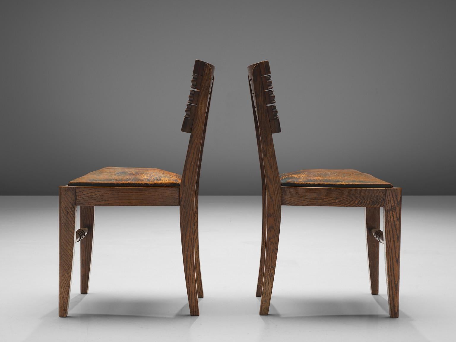 Milieu du XXe siècle Gaston Poisson ensemble de six chaises de salle à manger en chêne et cuir  en vente