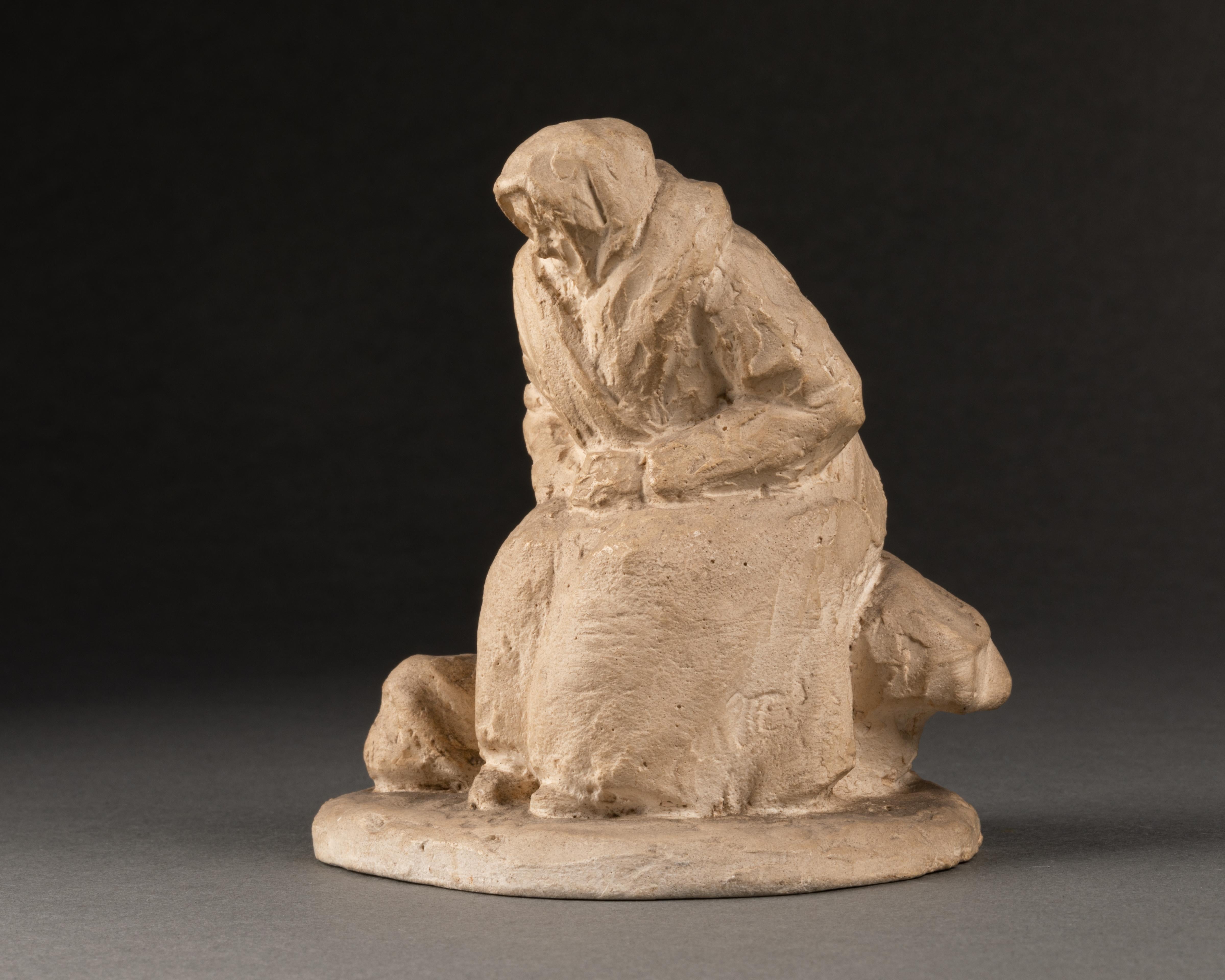 Patiné Gaston Schweitzer : « Vieille femme bretonne assise sur une roche, plâtre original -1930 en vente