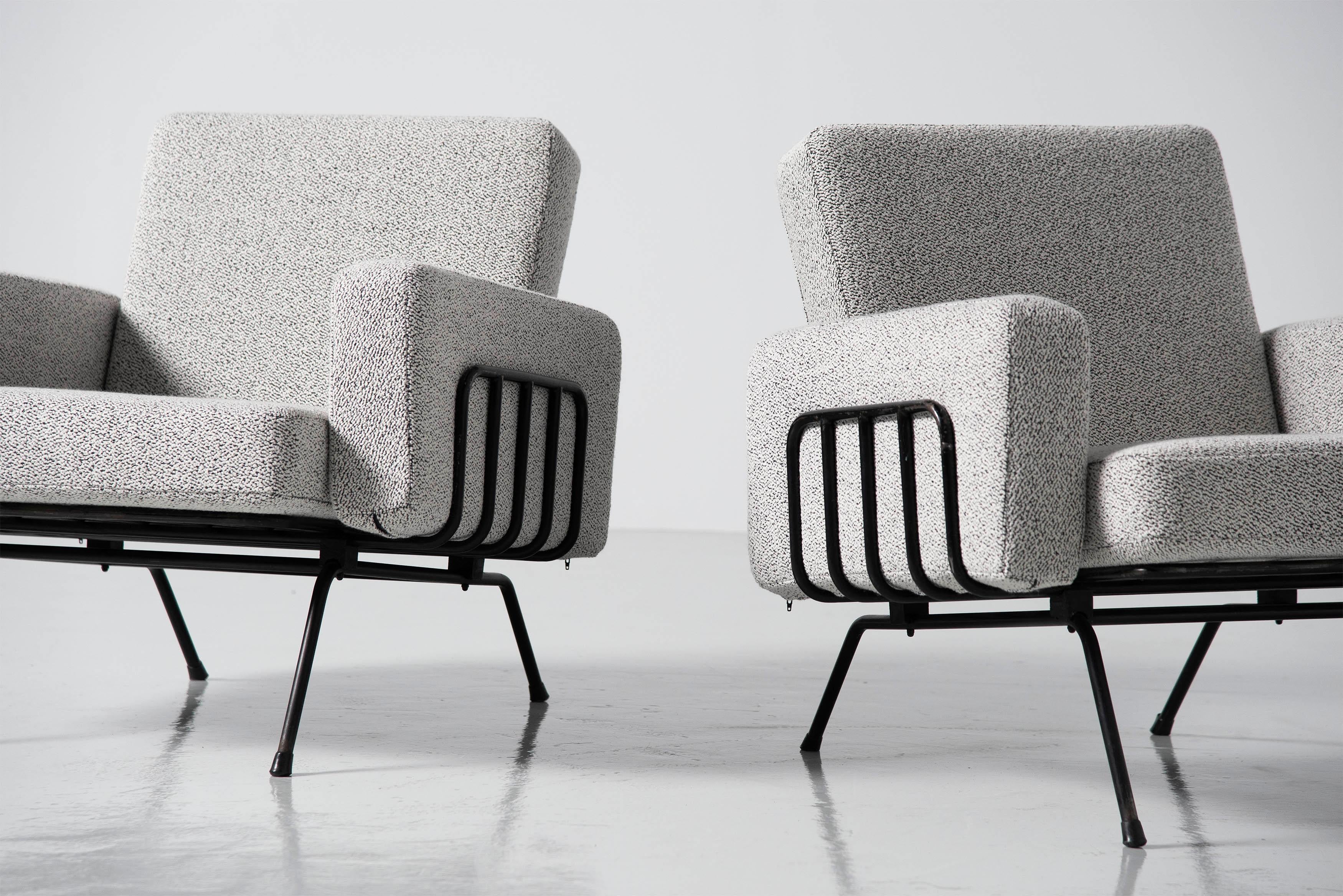 Superbes fauteuils de salon en forme attribués à un dessin de Gastone Rinaldi et fabriqués par RIMA, Italie 1955. Les chaises sont dotées d'une étonnante structure en acier tubulaire, brillamment soudée pour former un cadre sculptural. La structure